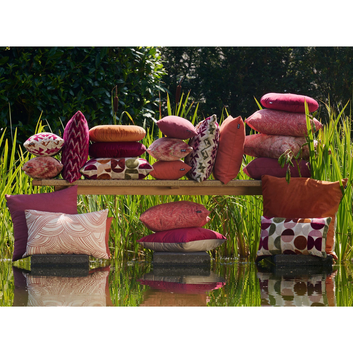 Jolie Cassis Kussen rond 40 cm