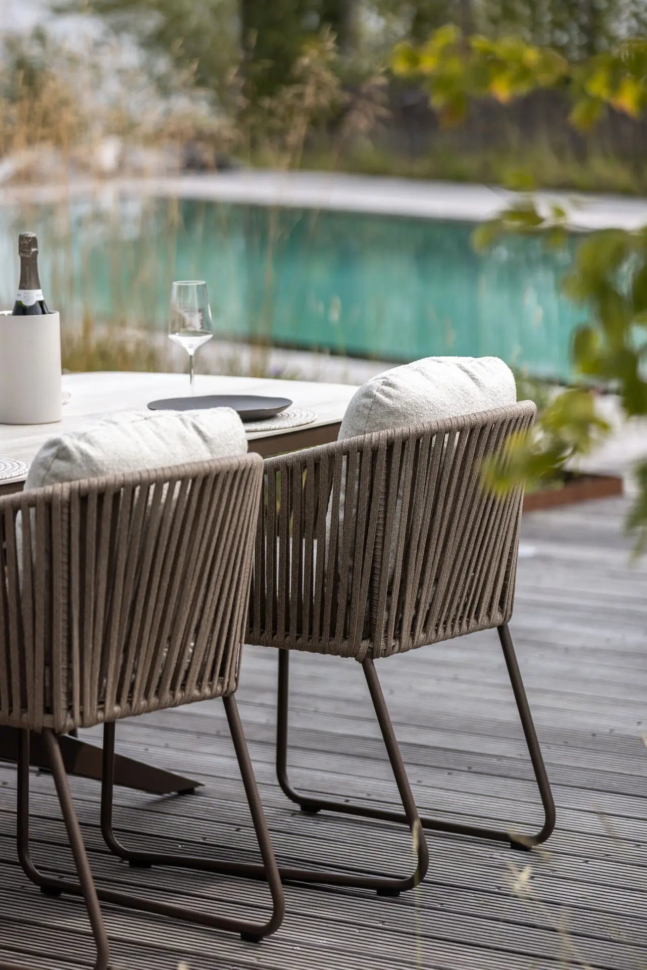 Yoi 5-delige diningset 4x Calera low-Dining stoel 1x Noas tafel R150cm Teak