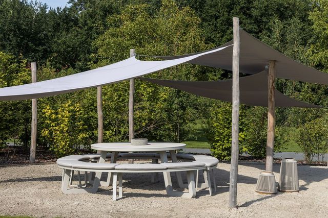 Yoi Comporta picnic table Ø150cm. alu salix/travertin/flax beige AW
