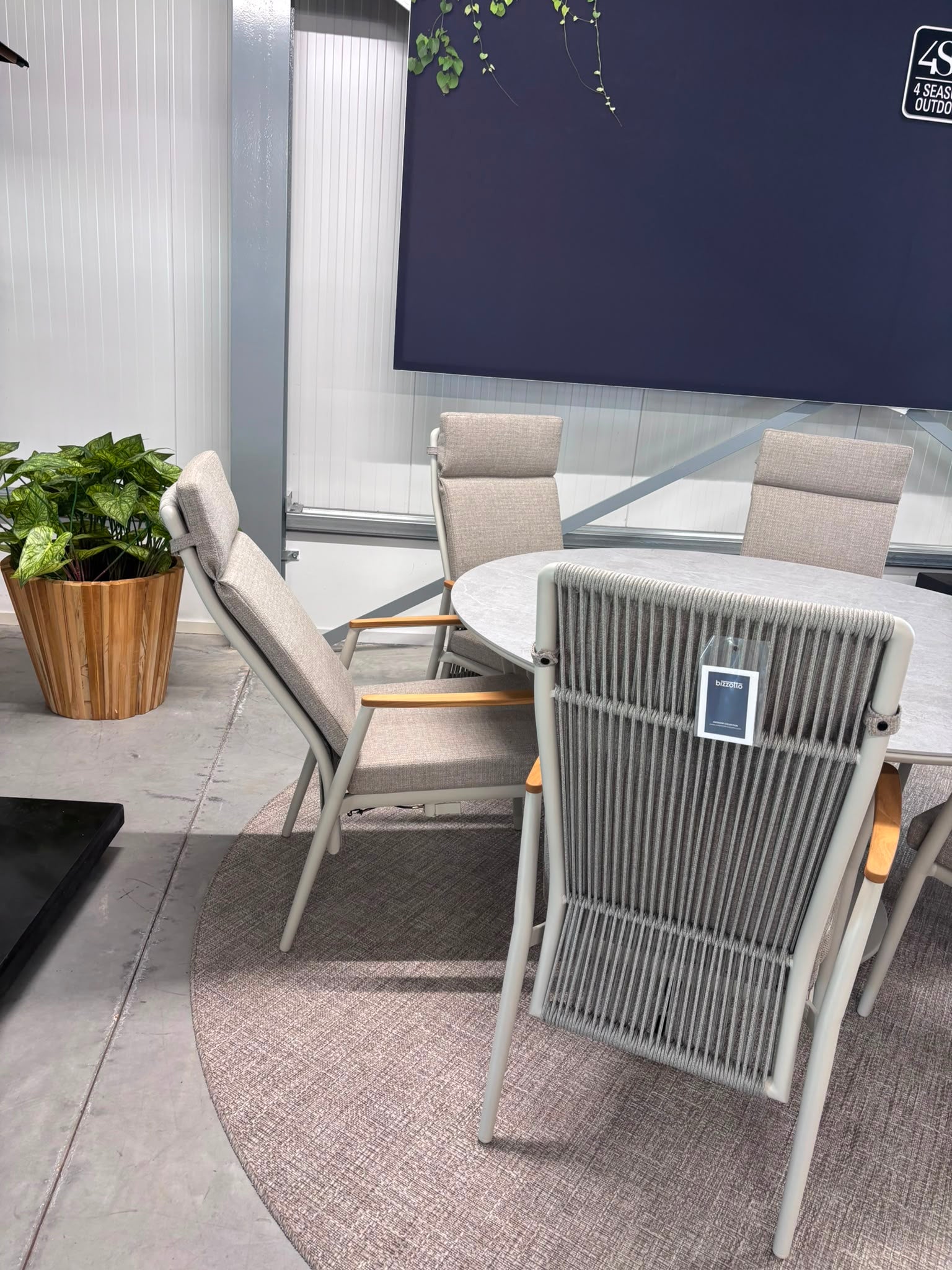 Bizzotto Arnold Dining Tafel R120cm + 4 Flobert Verstelbare Dining Stoel Antraciet