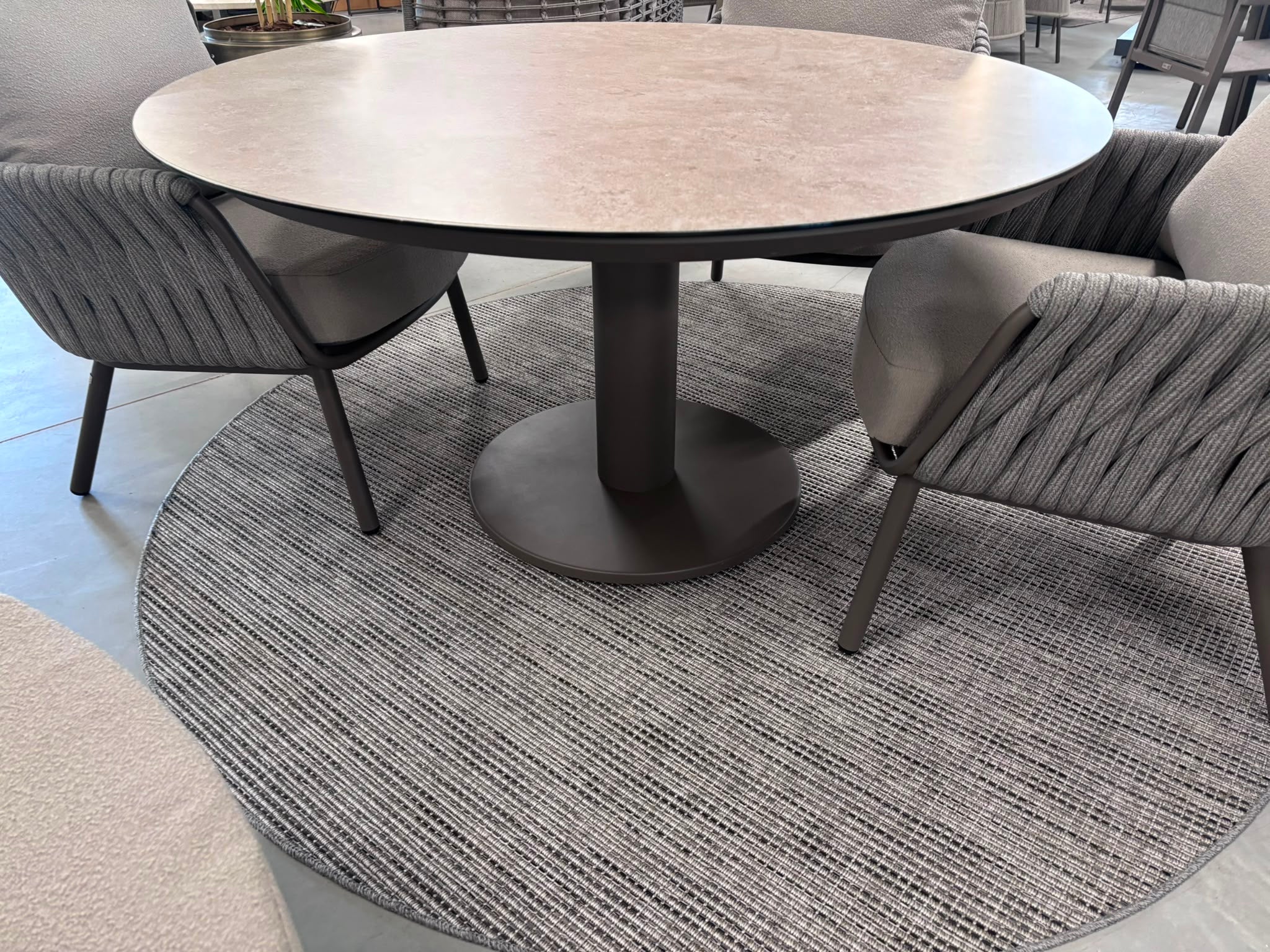 Taste by 4SO 5-delige Lowdiningset 4x Cannes low-dining stoel 1x Sara Lowdining tafel