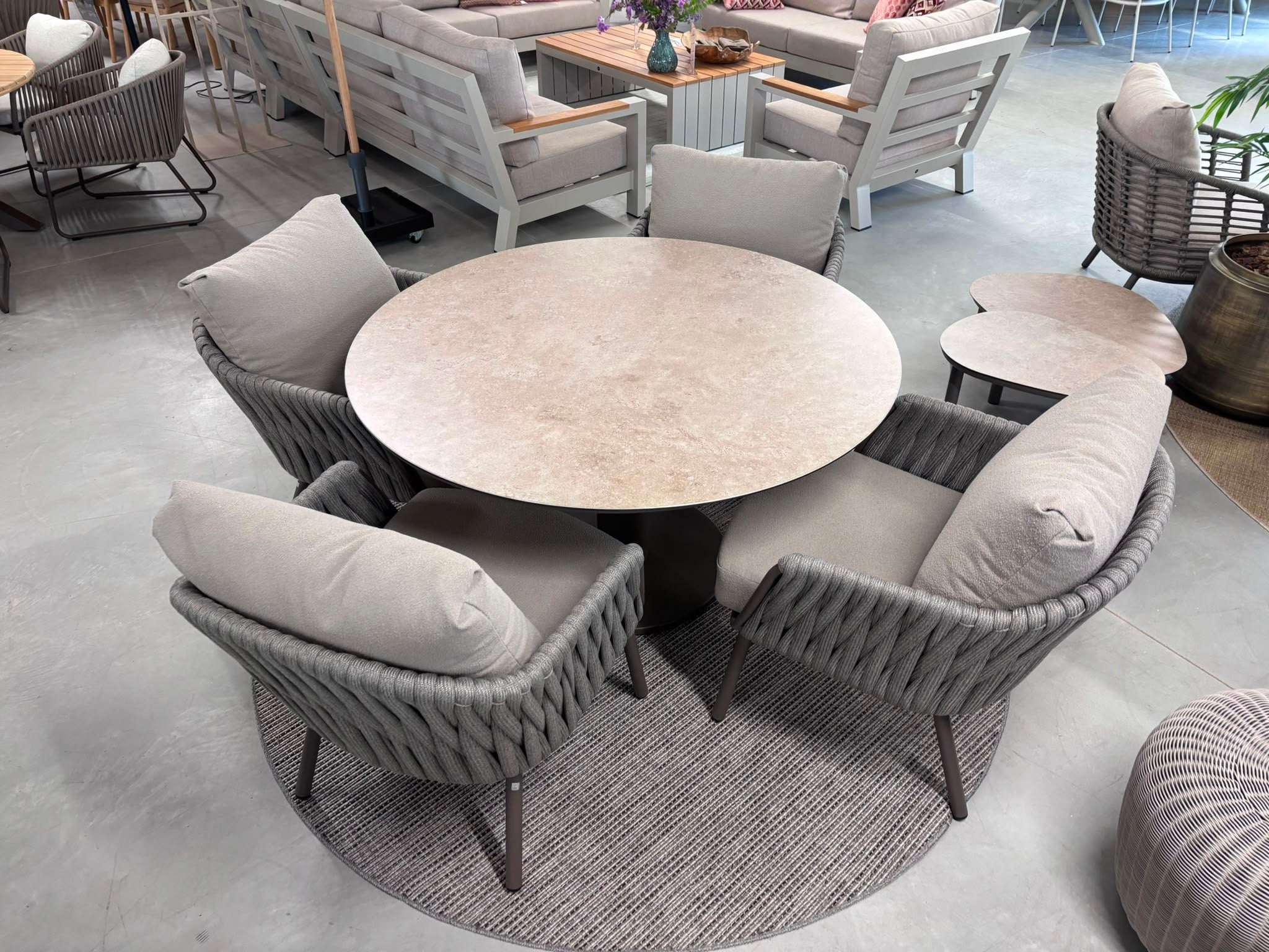 Taste by 4SO 5-delige Lowdiningset 4x Cannes low-dining stoel 1x Sara Lowdining tafel