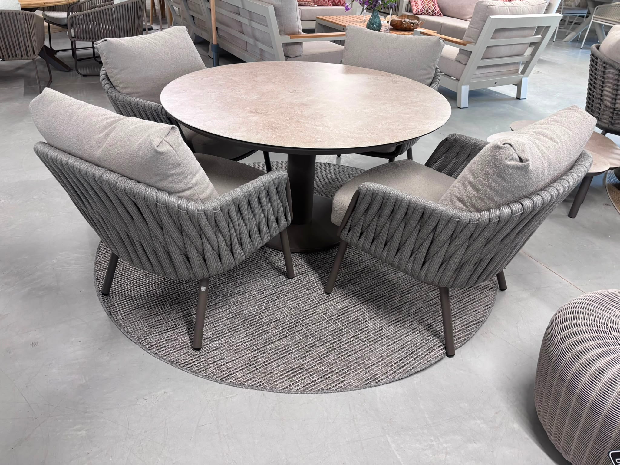 Taste by 4SO 5-delige Lowdiningset 4x Cannes low-dining stoel 1x Sara Lowdining tafel