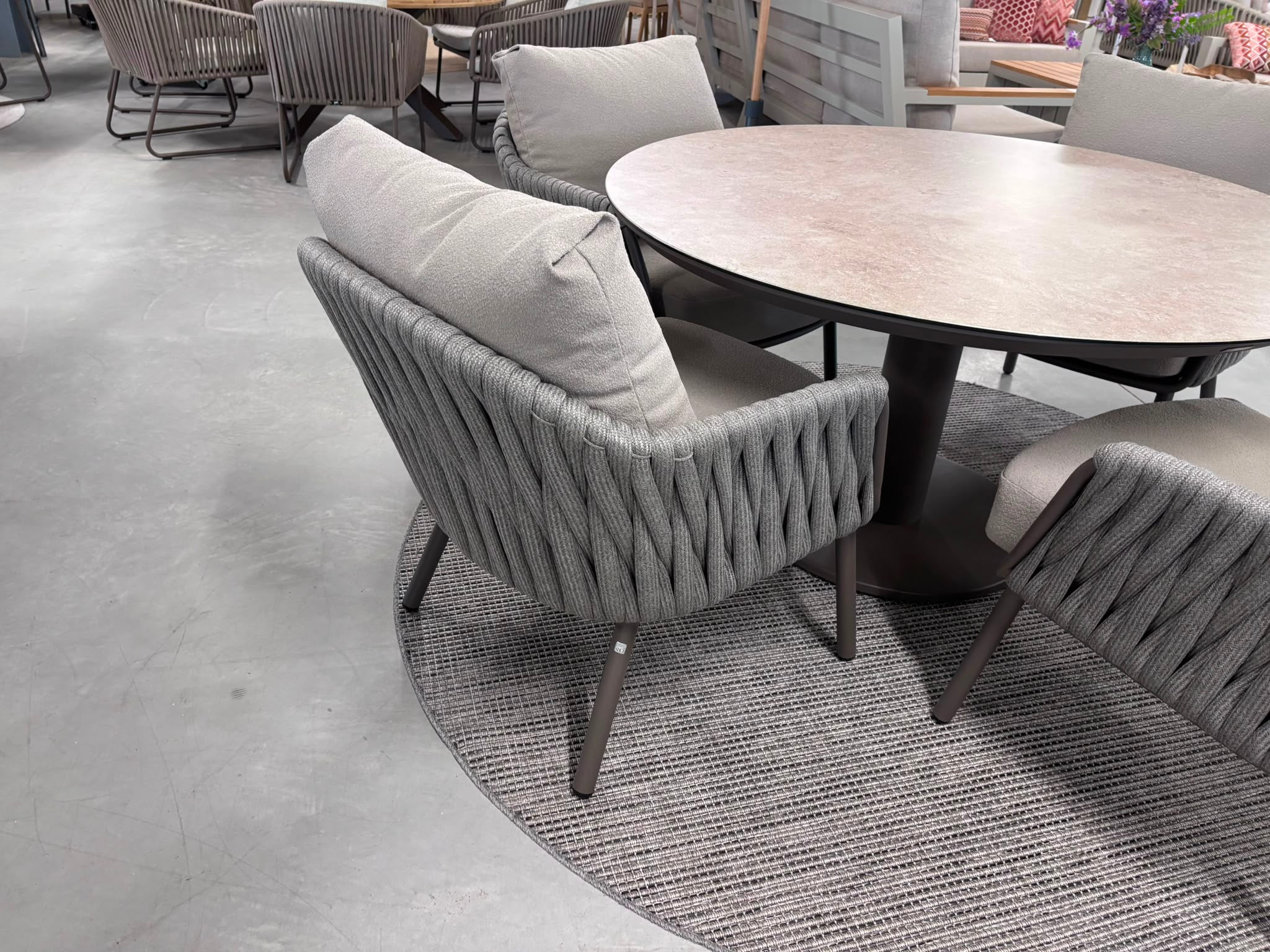 Taste by 4SO 5-delige Lowdiningset 4x Cannes low-dining stoel 1x Sara Lowdining tafel