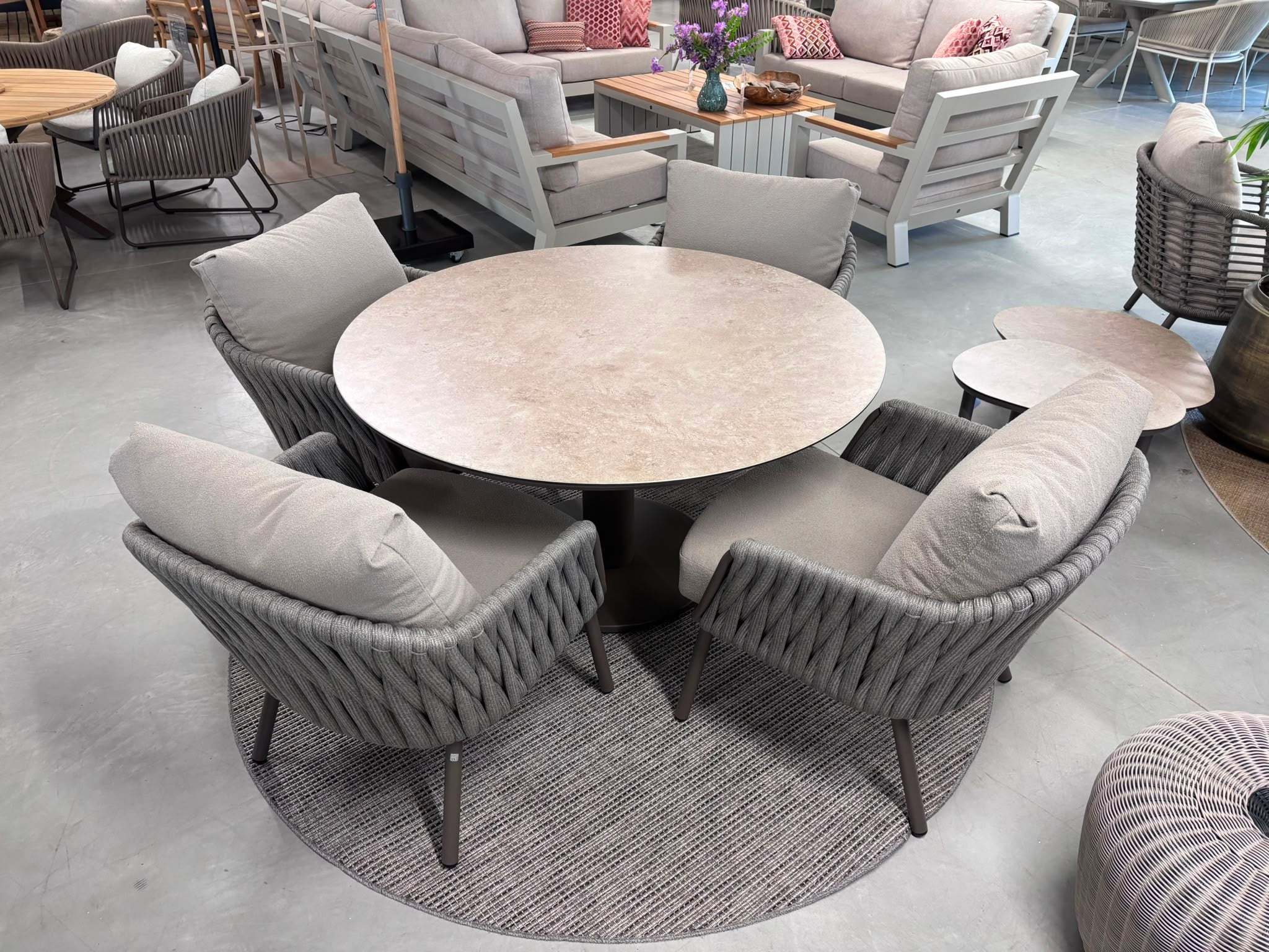Taste by 4SO 5-delige Lowdiningset 4x Cannes low-dining stoel 1x Sara Lowdining tafel
