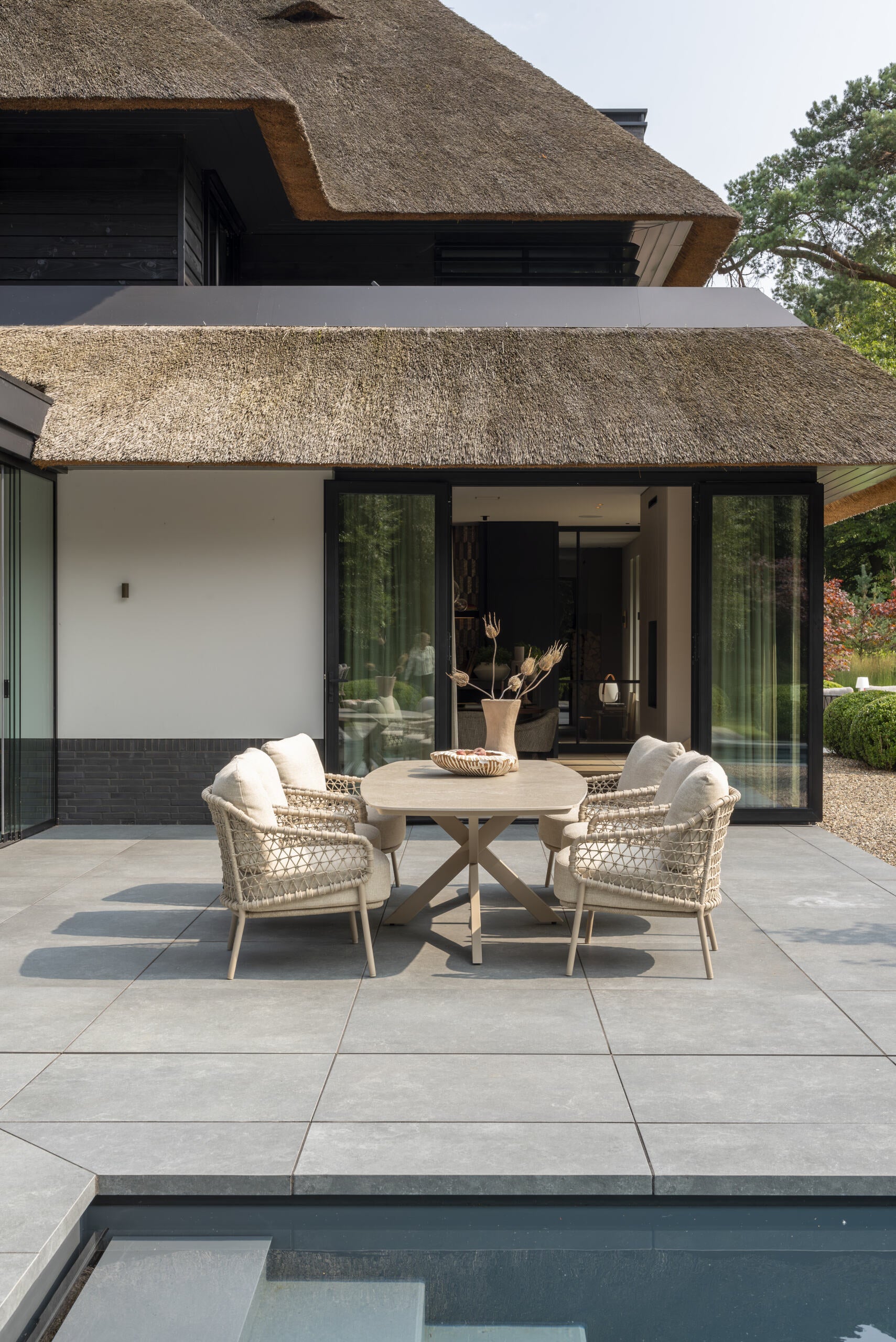 4 Seasons Outdoor Nevada Low dining tafel 250 x 105 cm latte