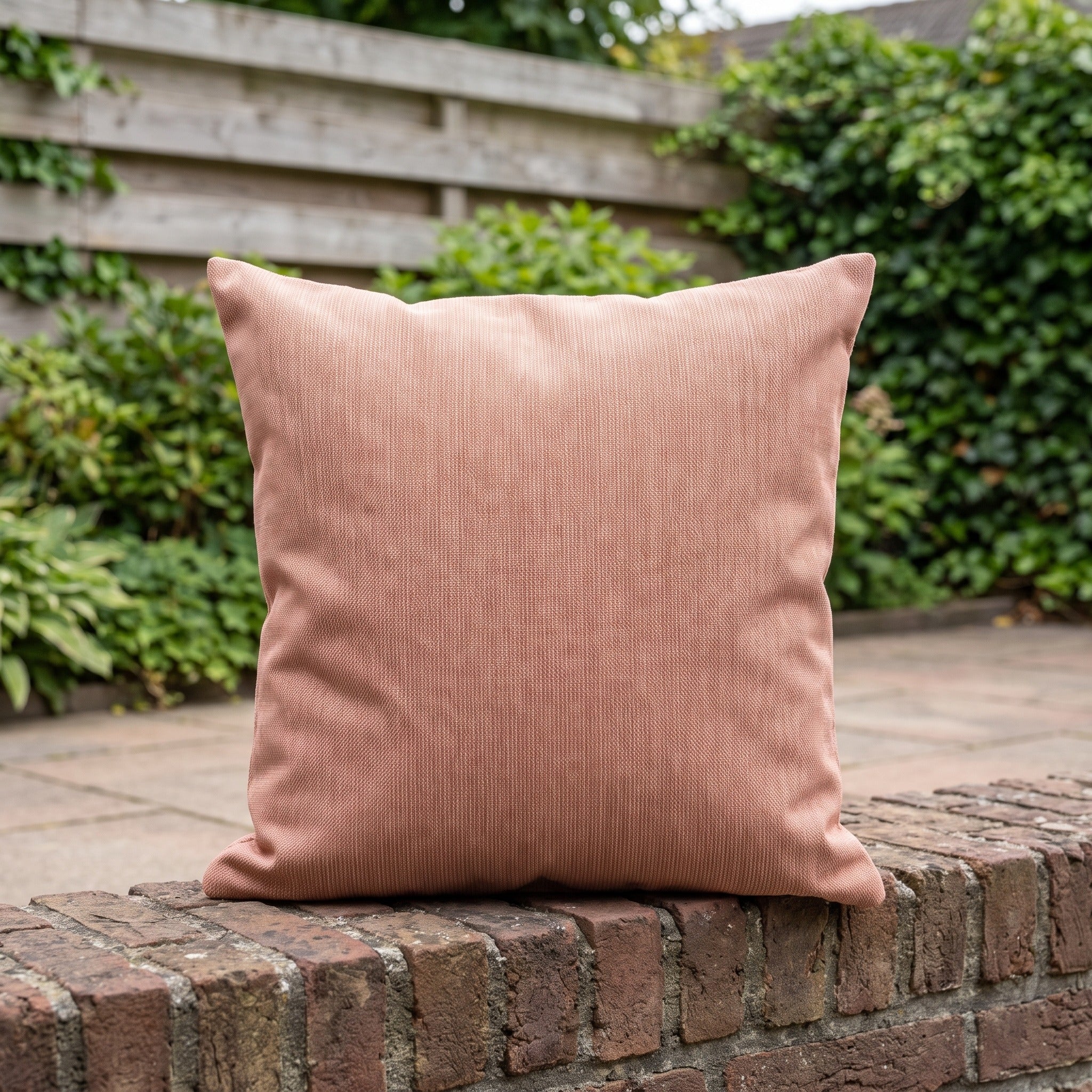 4 Seasons Outdoor sierkussen 50 x 50 cm Terra Cotta in een Nederlandse tuinomgeving