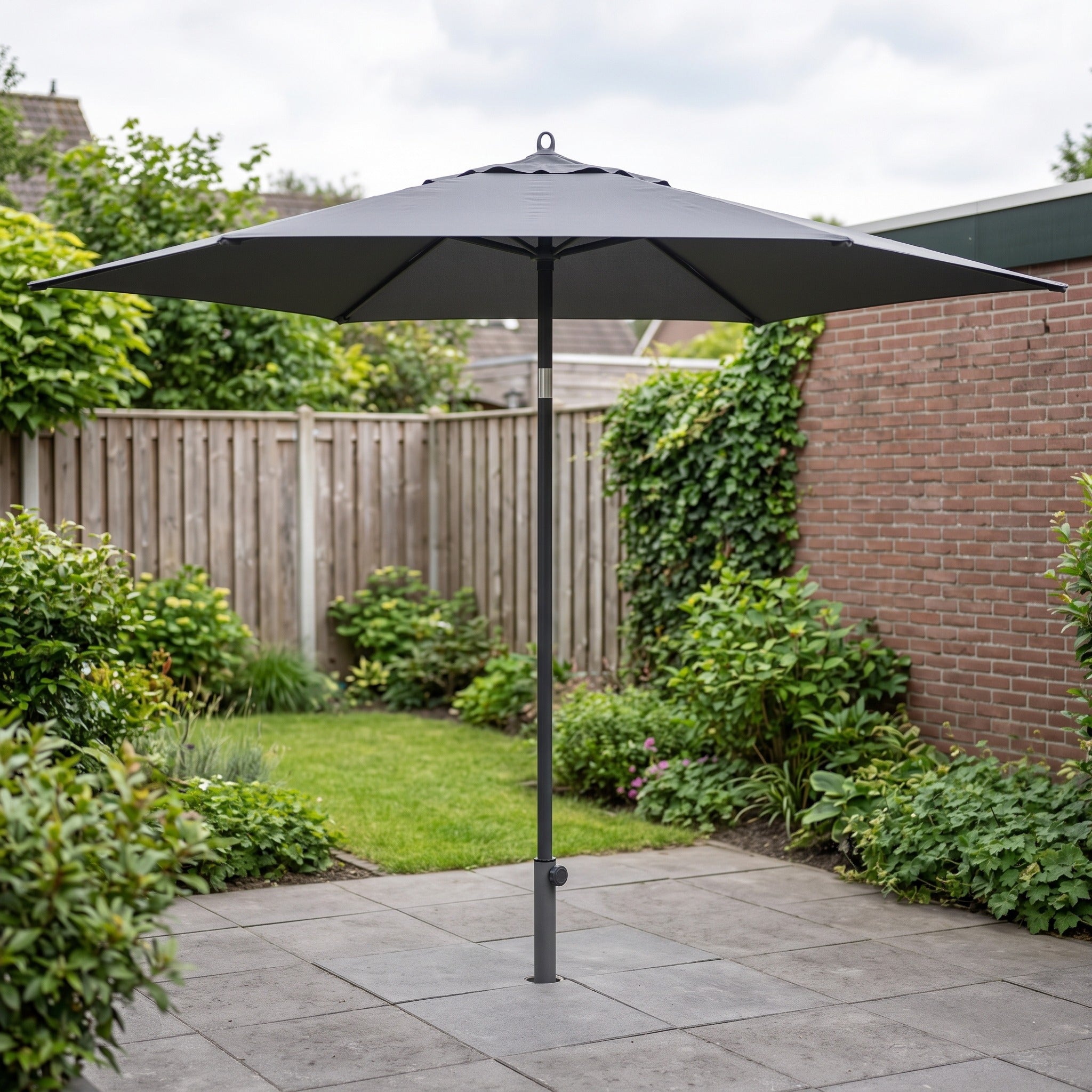 4 Seasons Outdoor Azzurro 300 cm Ø antraciet in een Nederlandse tuinomgeving