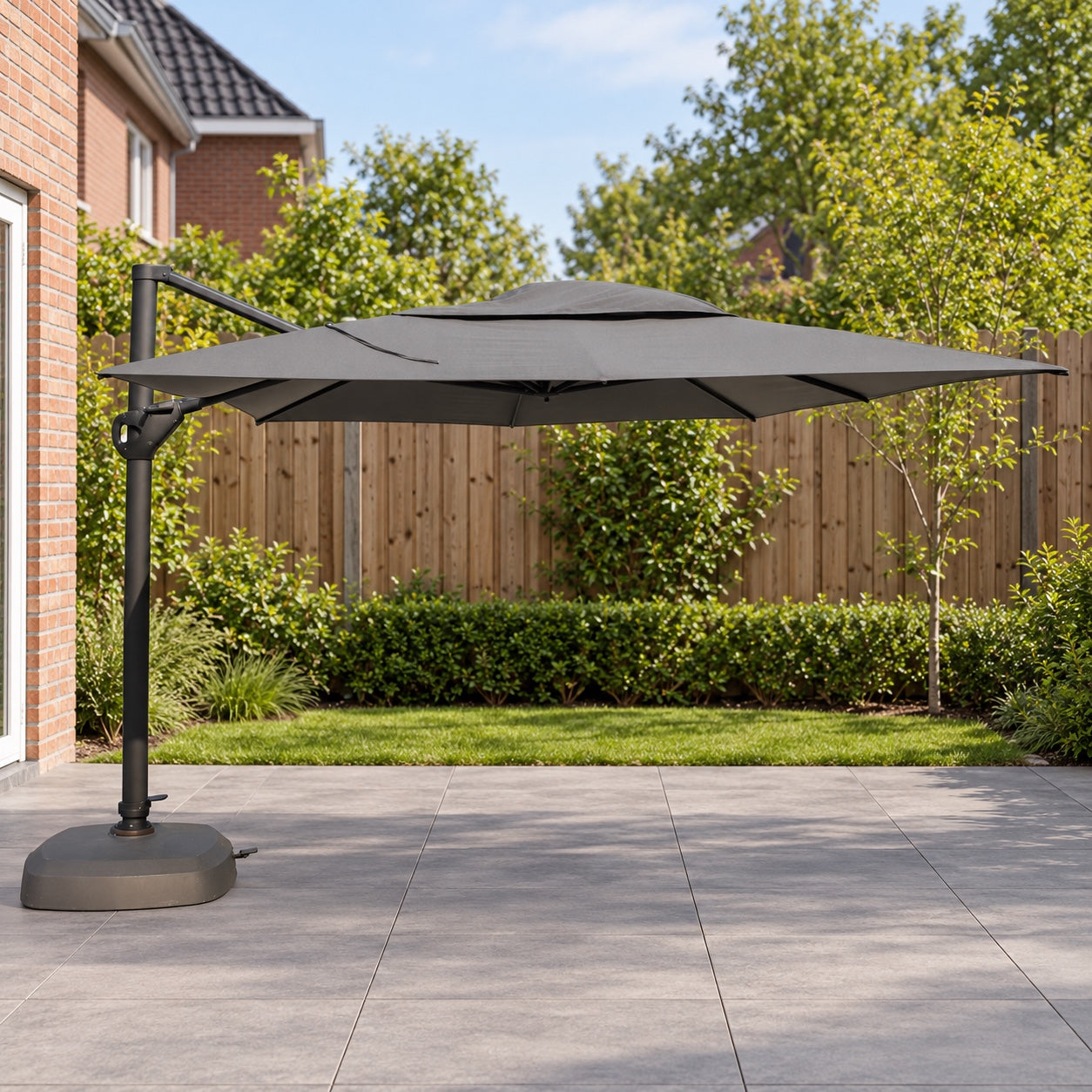 4 Seasons Outdoor Hacienda 300 x 400 cm antraciet met antraciet frame in een Nederlandse tuinomgeving