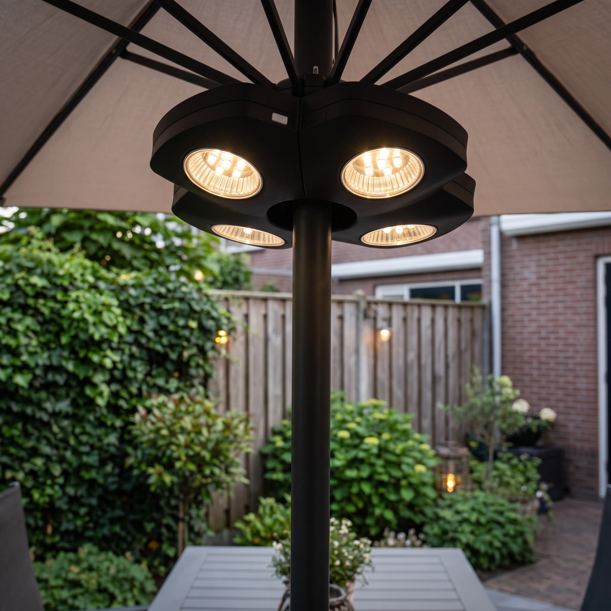 4 Seasons Outdoor Parasolverlichting met 24 LEDs in een Nederlandse tuinomgeving