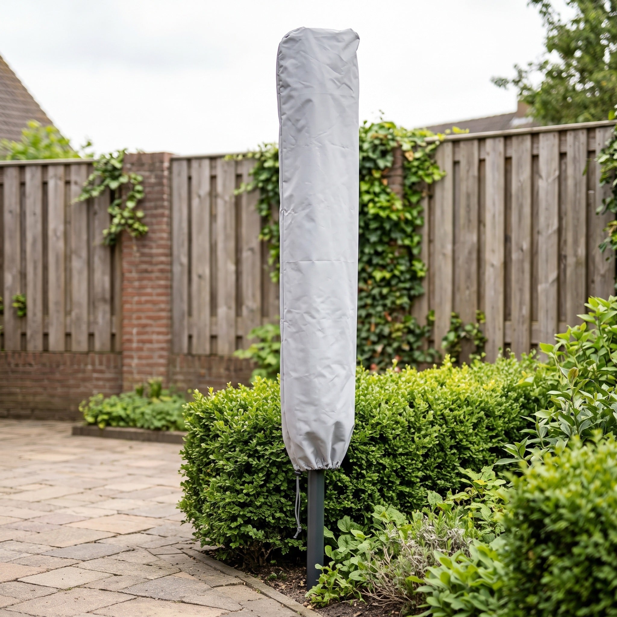 4 Seasons Outdoor Polyester beschermhoes voor Siesta parasol in een Nederlandse tuinomgeving