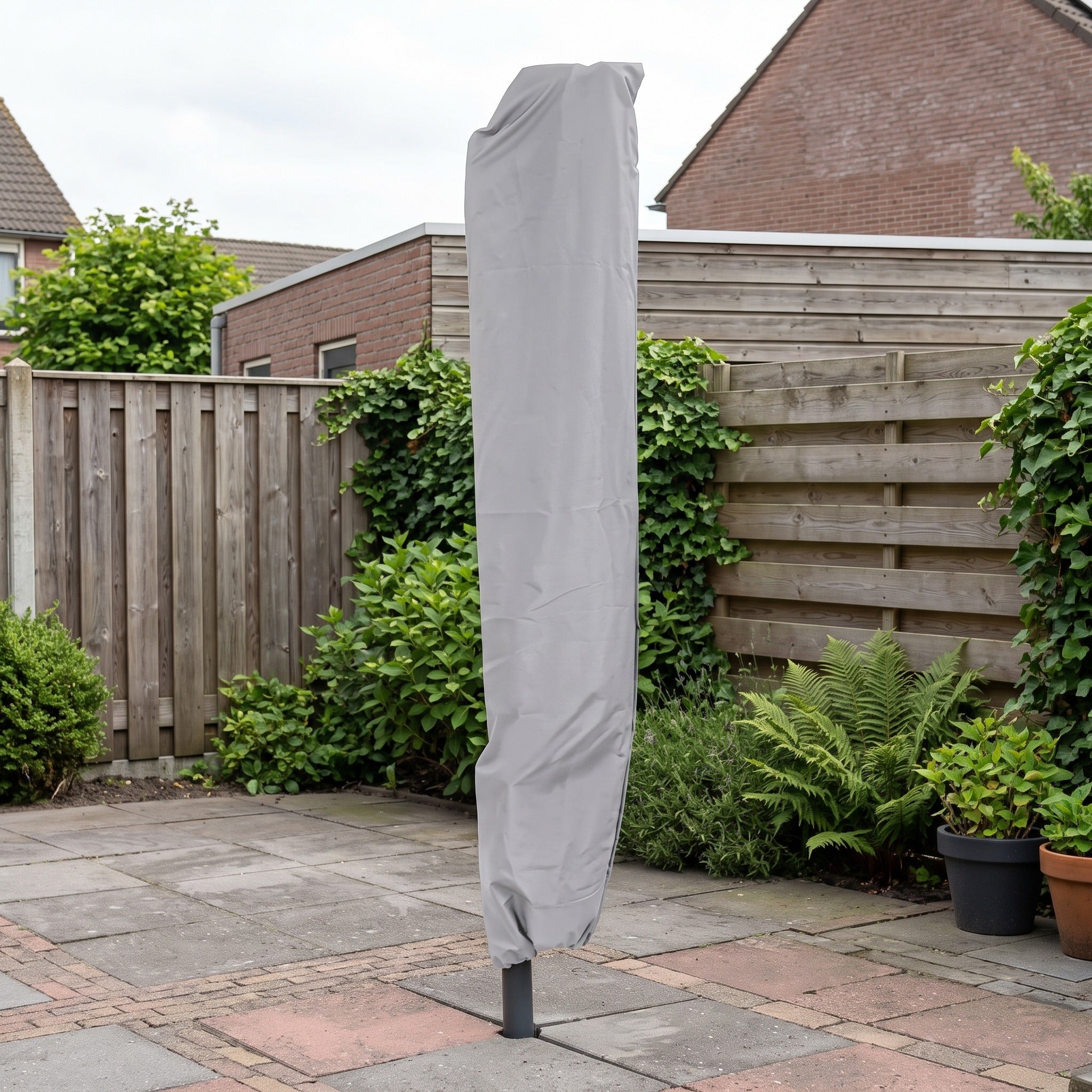 4 Seasons Outdoor Polyester beschermhoes voor Hacienda / Finca parasol in een Nederlandse tuinomgeving