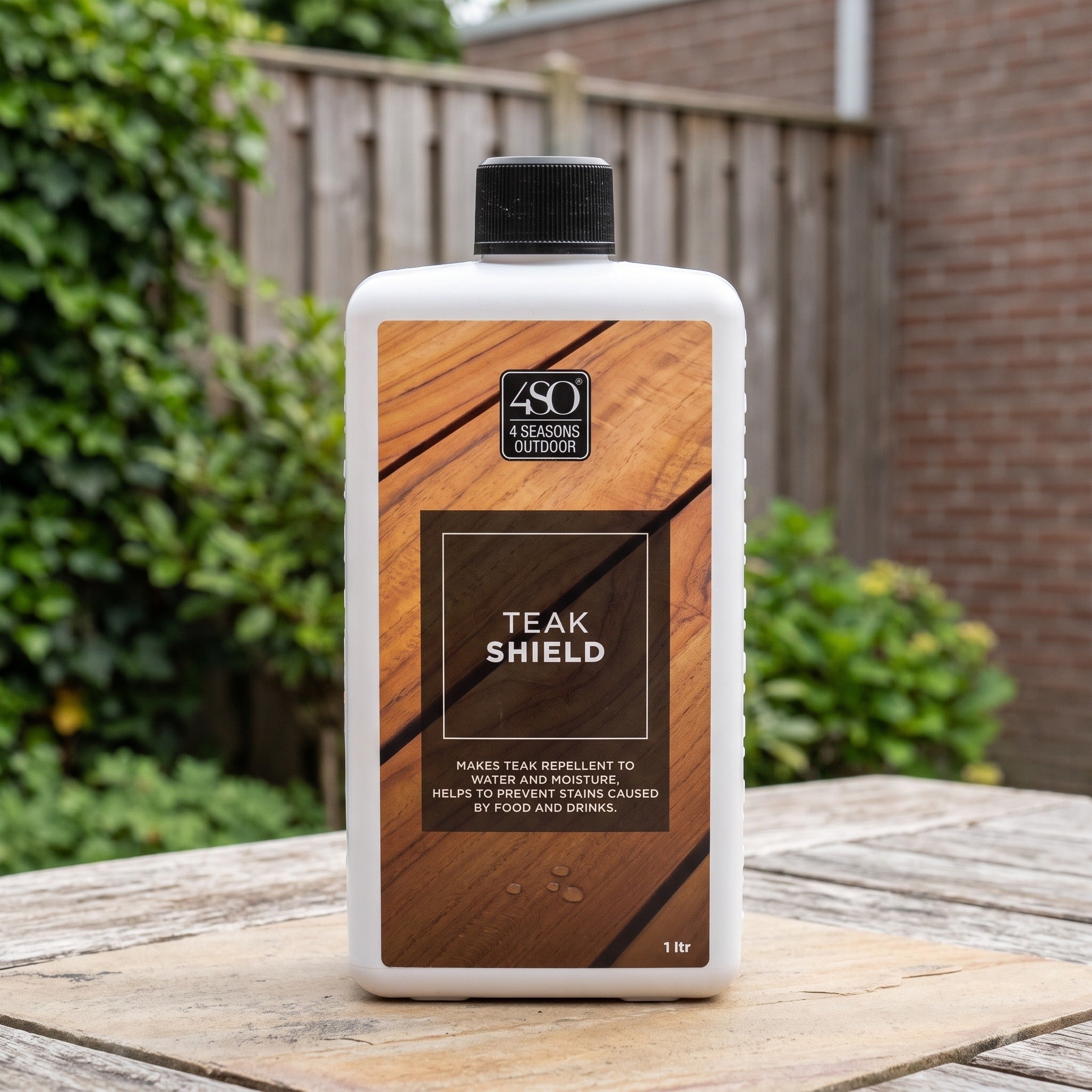 4 Seasons Outdoor teak shield in een Nederlandse tuinomgeving