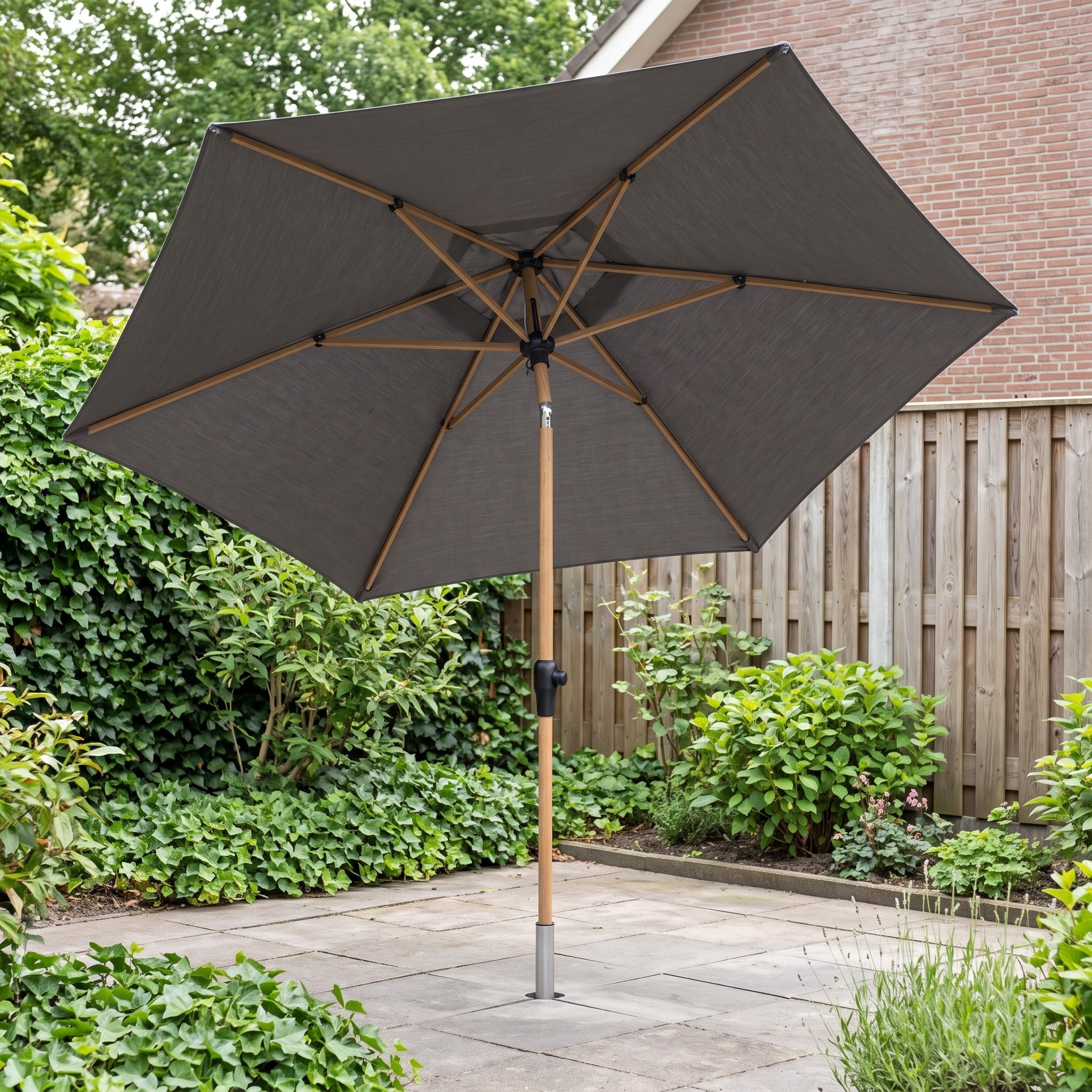 4 Seasons Outdoor Azzurro 300 cm Ø antraciet met Houtlook frame in een Nederlandse tuinomgeving