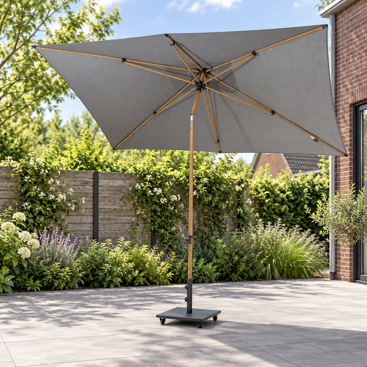 4 Seasons Outdoor Azzurro 200 x 300 cm antraciet met Houtlook frame in een Nederlandse tuinomgeving