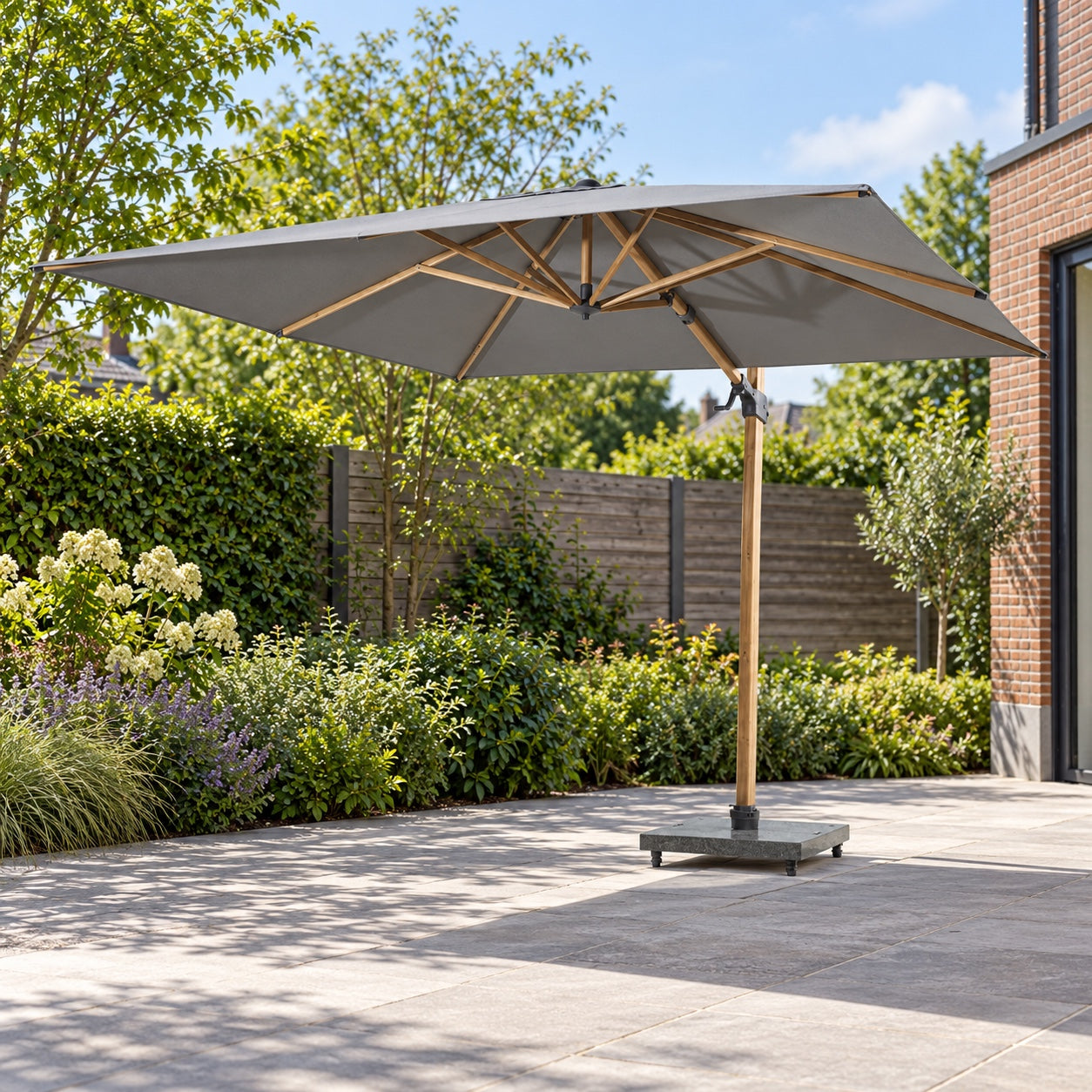 4 Seasons Outdoor Siesta Premium 300 x 300 cm antraciet met Houtlook frame in een Nederlandse tuinomgeving