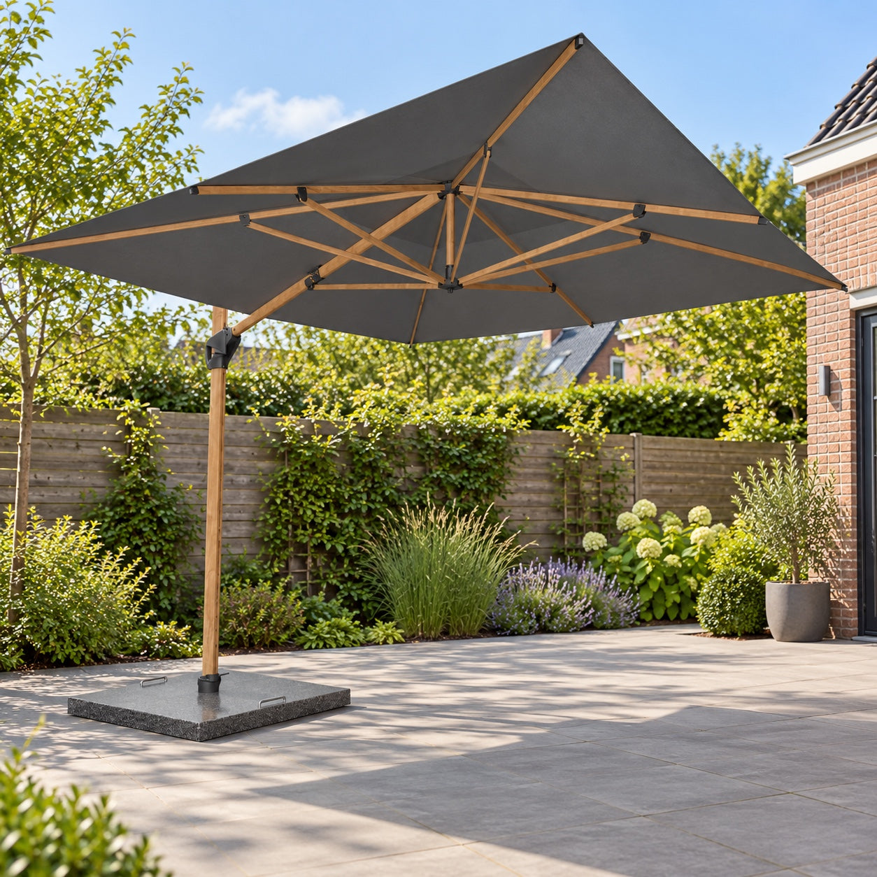 4 Seasons Outdoor Hacienda 300 x 400 cm antraciet met Houtlook frame in een Nederlandse tuinomgeving
