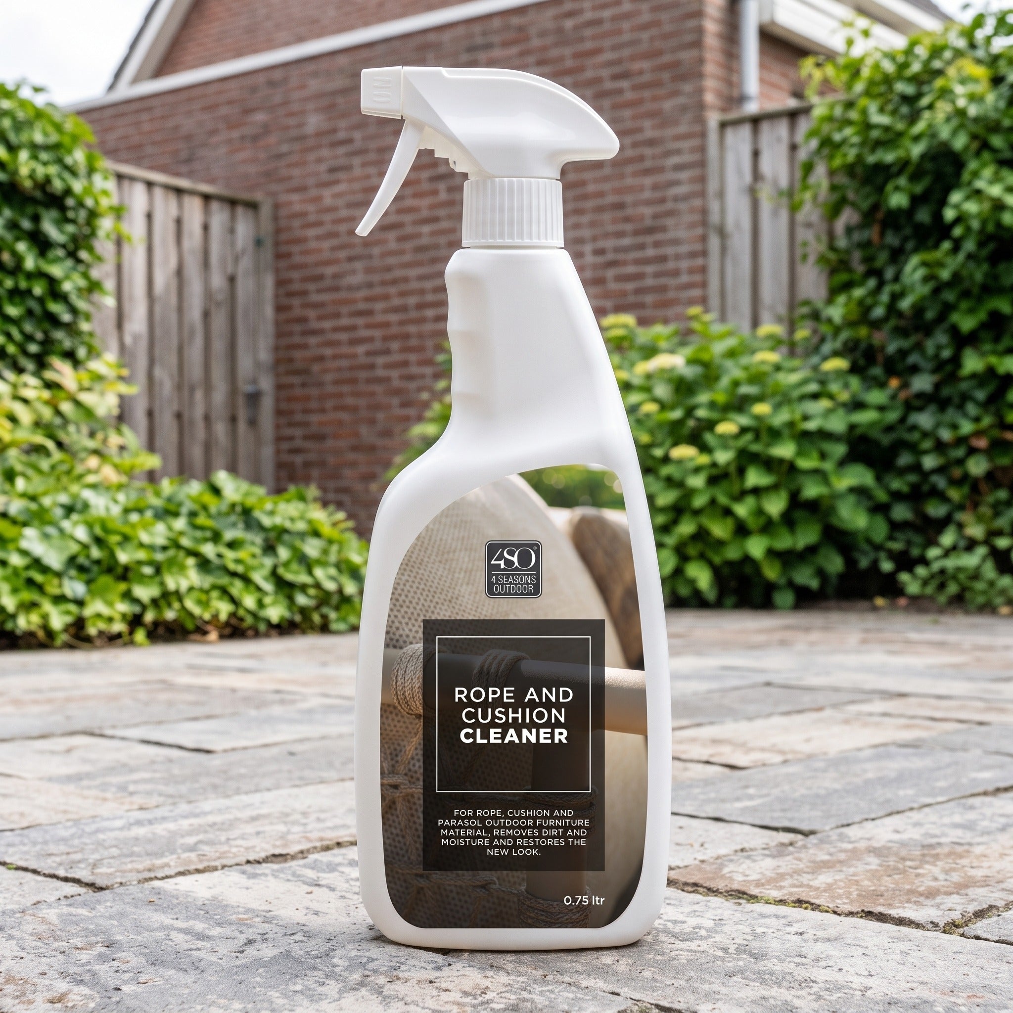 4 Seasons Outdoor rope& kussen reiniger 0,75L in een Nederlandse tuinomgeving