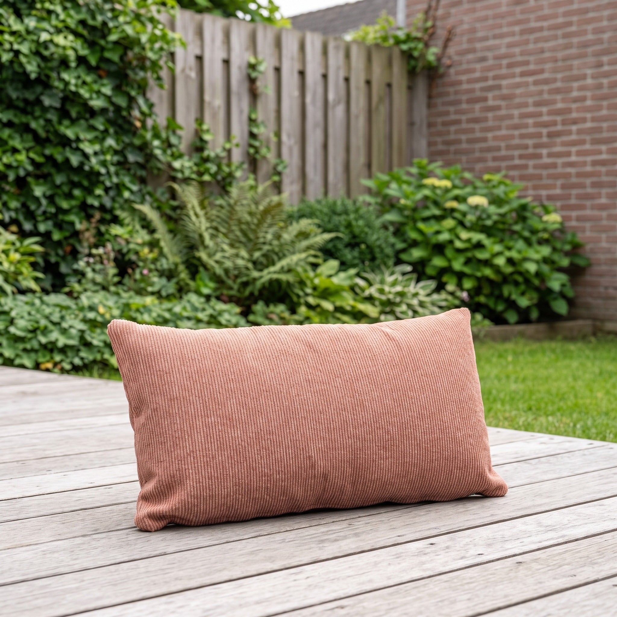 4 Seasons Outdoor sierkussen 30 x 60 cm Terra Cotta in een Nederlandse tuinomgeving