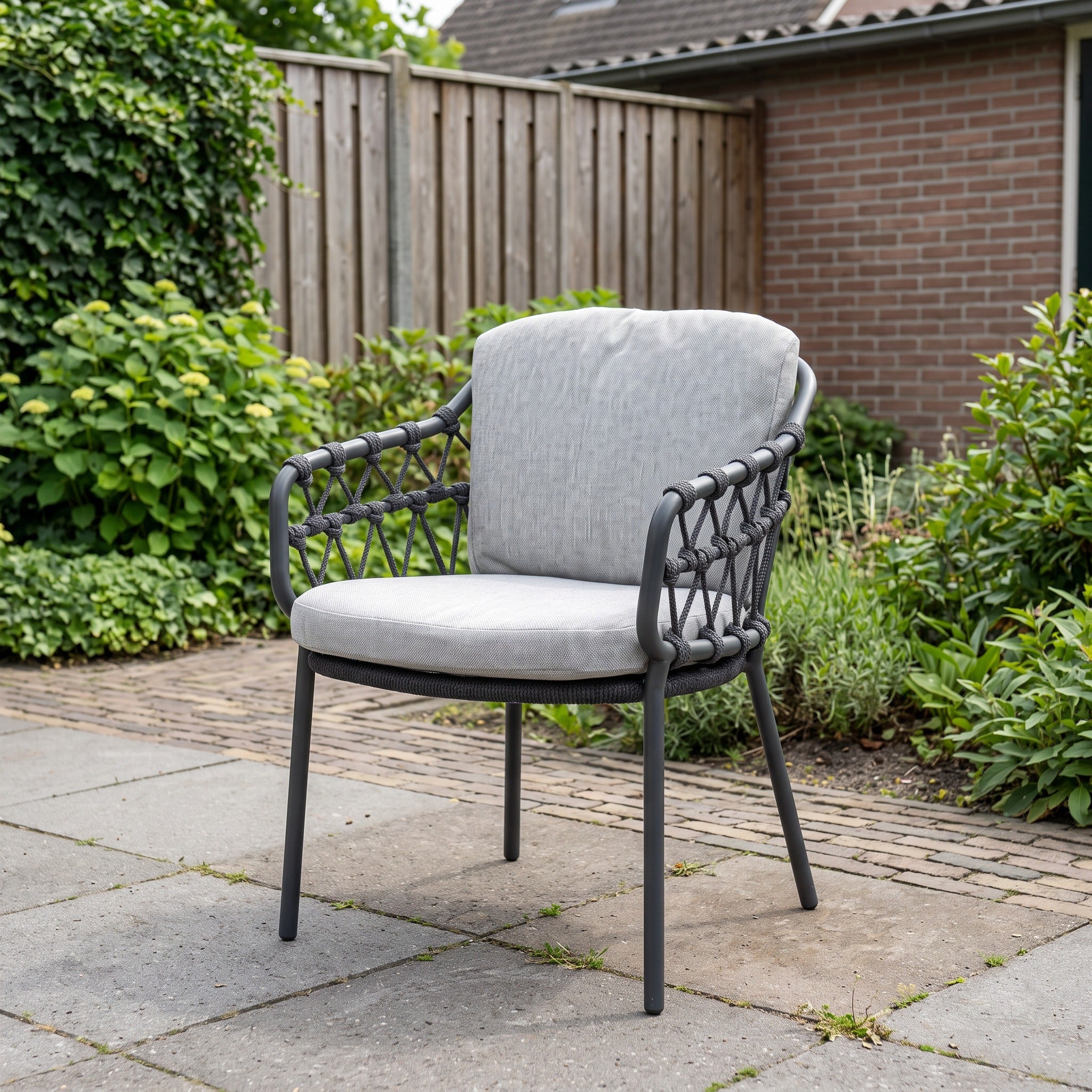 4 Seasons Outdoor Calpi dining stoel incl. 2 kussens in een Nederlandse tuinomgeving