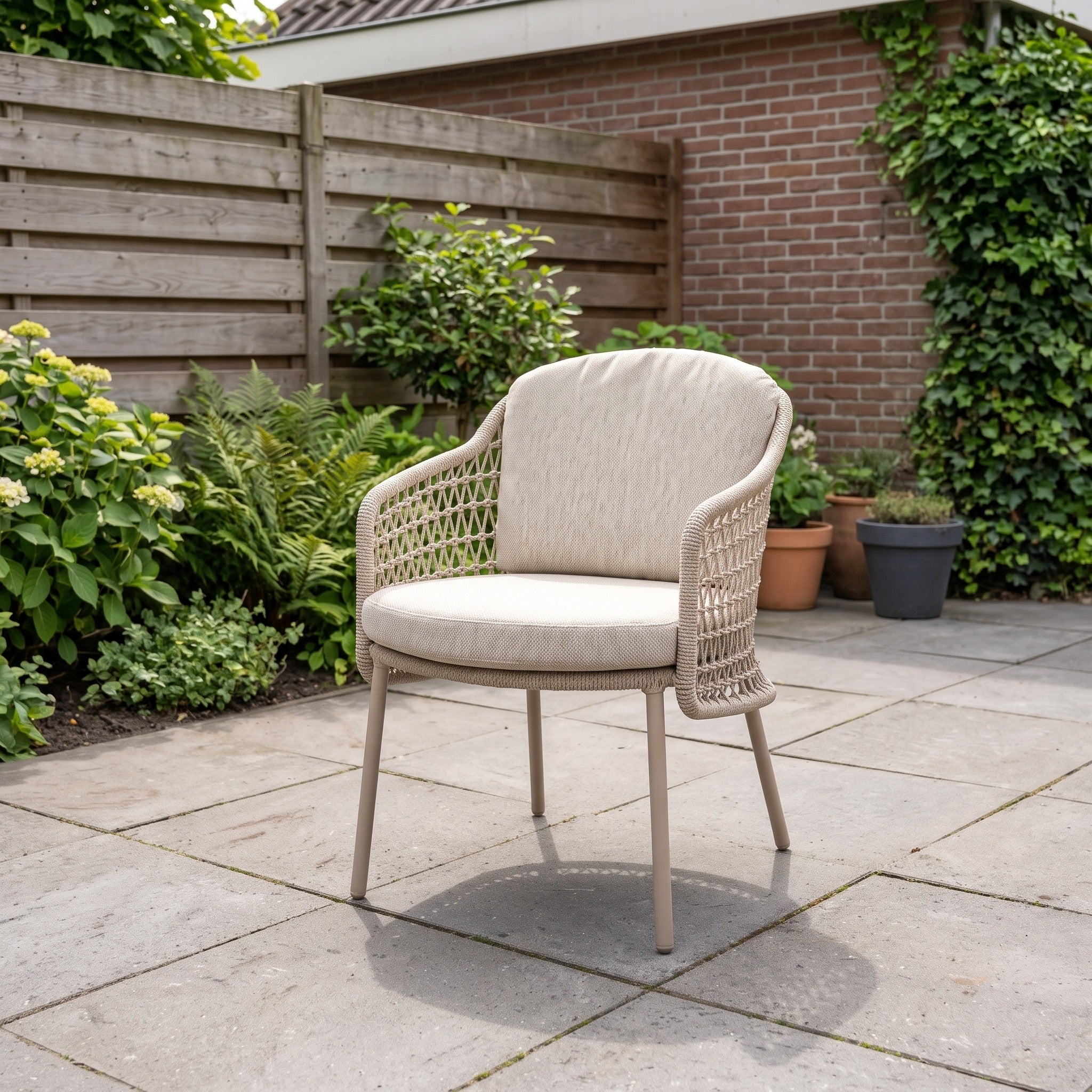 4 Seasons Outdoor Puccini dining stoel incl. 2 kussens in een Nederlandse tuinomgeving
