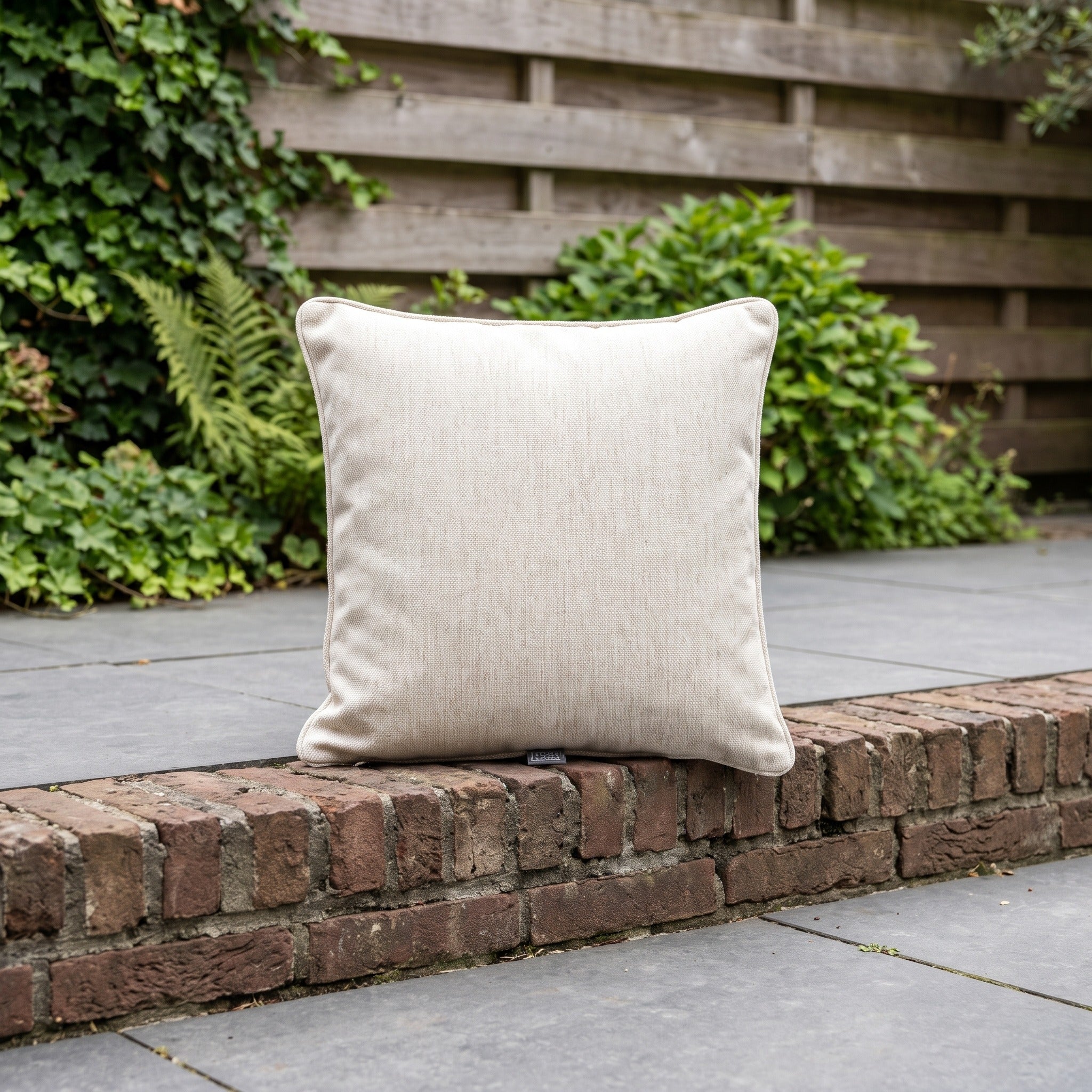 4 Seasons Outdoor sierkussen 50 x 50 cm Laconcha zand in een Nederlandse tuinomgeving