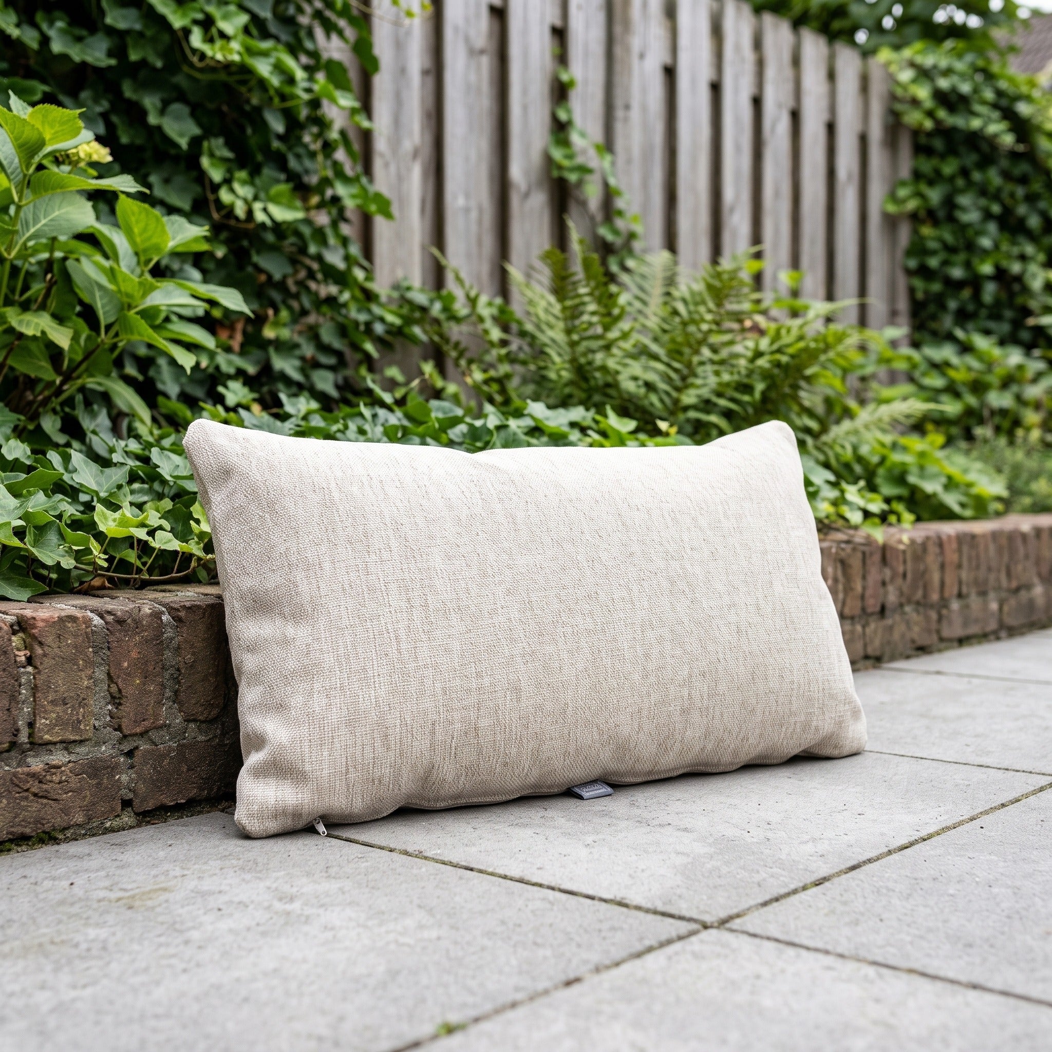 4 Seasons Outdoor sierkussen 30 x 60 cm Laconcha zand in een Nederlandse tuinomgeving