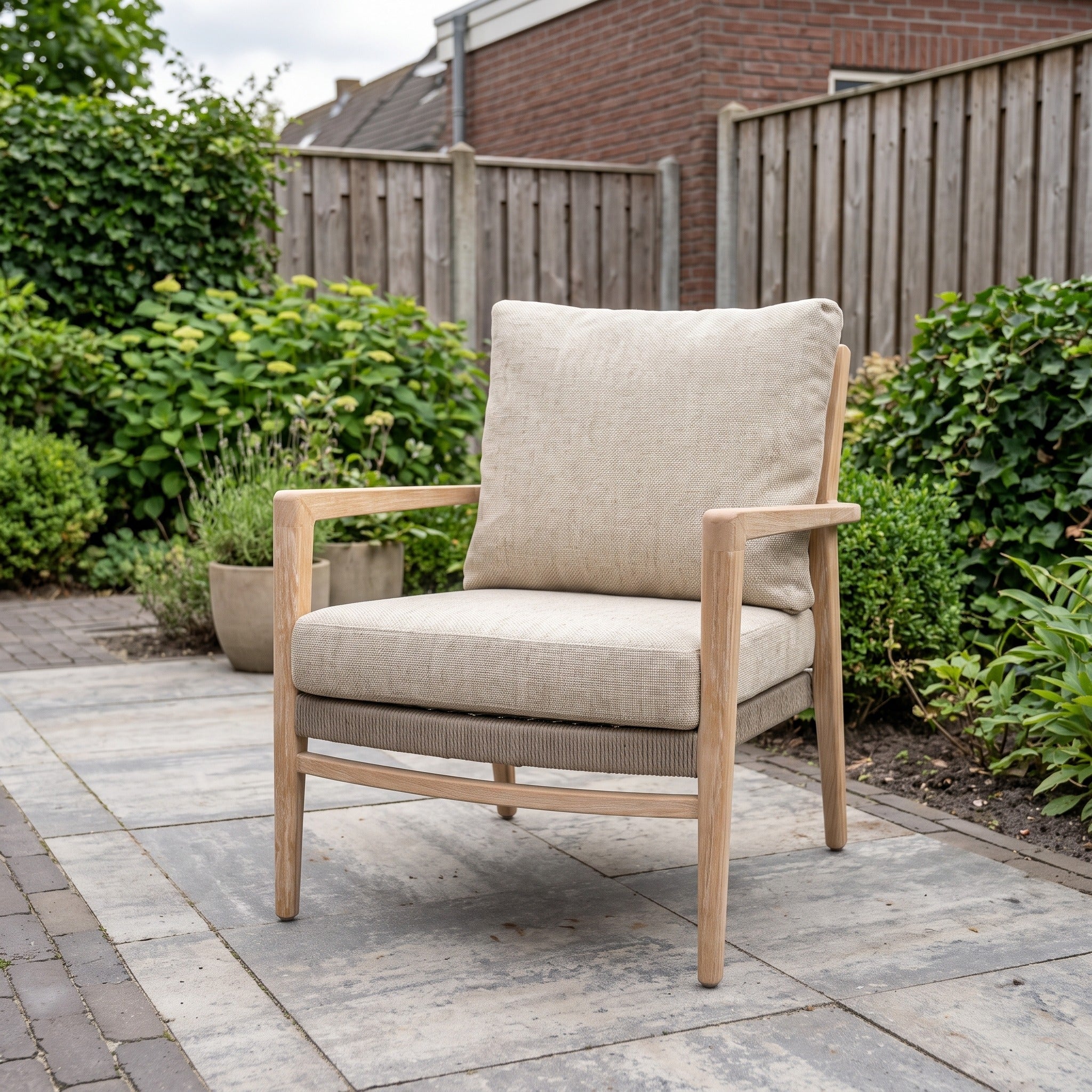 4 Seasons Outdoor Julia low dining stoel brushed teak incl. 2 kussens in een Nederlandse tuinomgeving