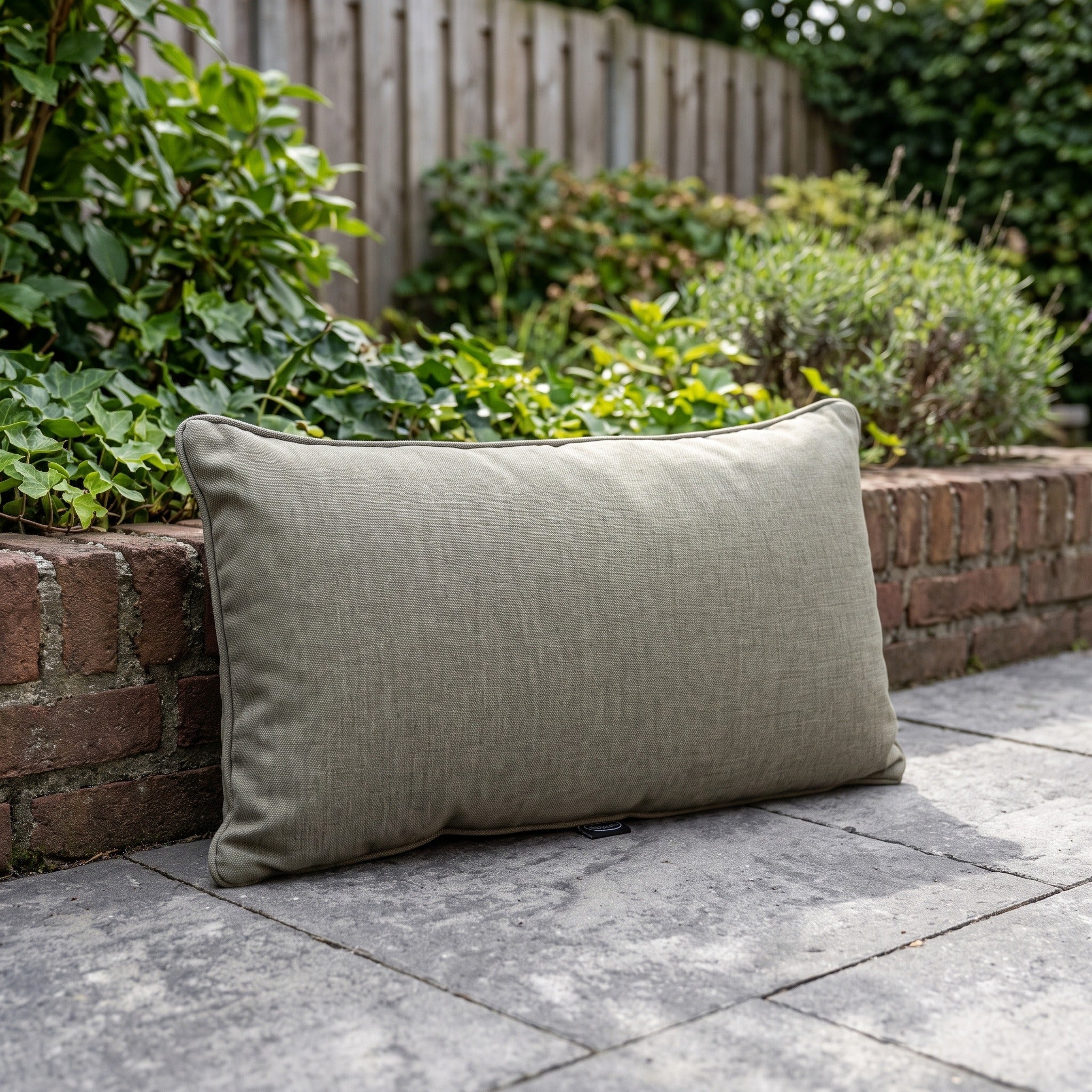 4 Seasons Outdoor sierkussen 30 x 60 cm new Army green Regency in een Nederlandse tuinomgeving