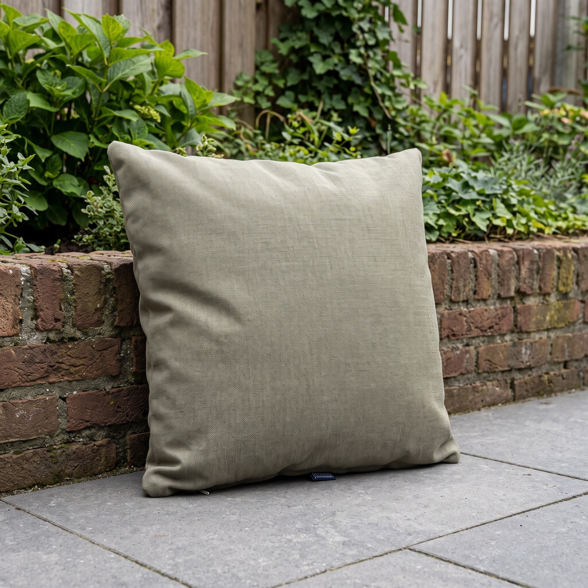 4 Seasons Outdoor sierkussen 50 x 50 cm new Army green Regency in een Nederlandse tuinomgeving