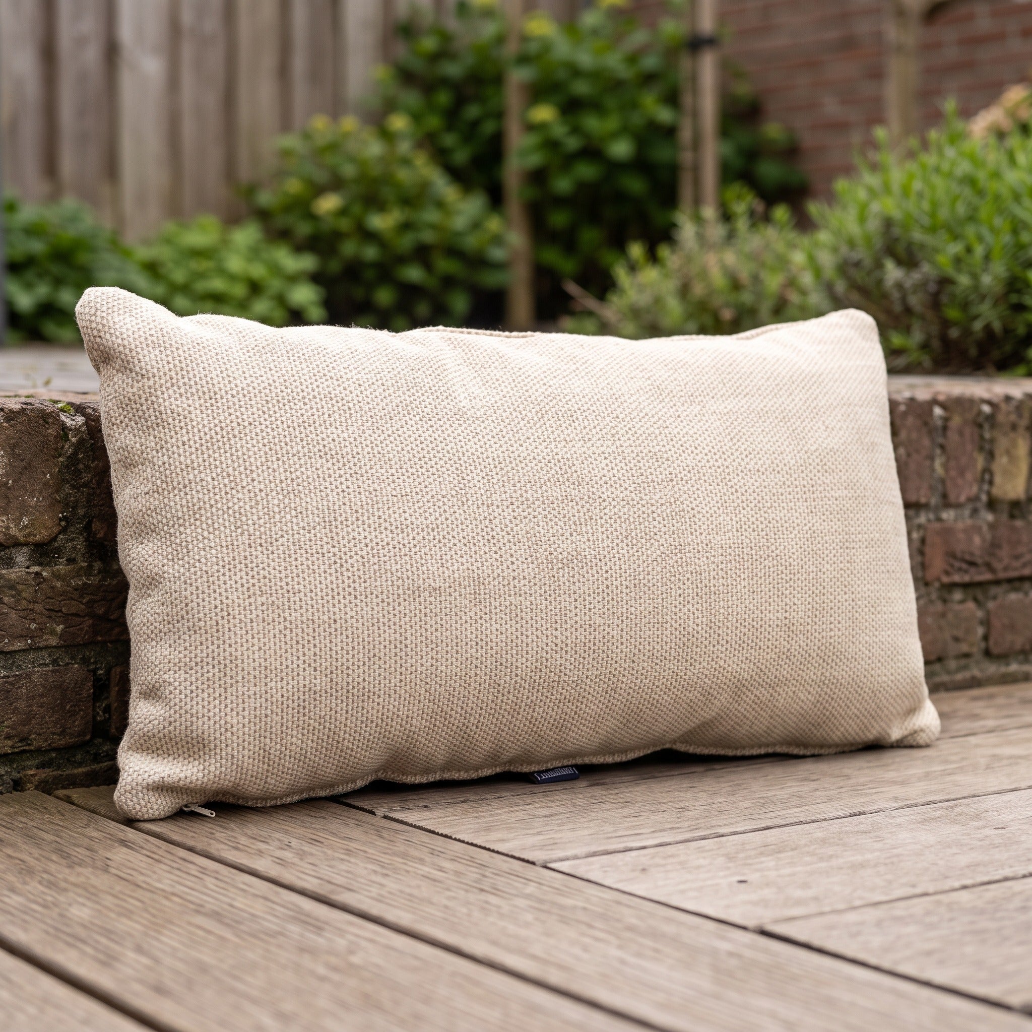 4 Seasons Outdoor sierkussen 30 x 60 cm Volga 140 in een Nederlandse tuinomgeving