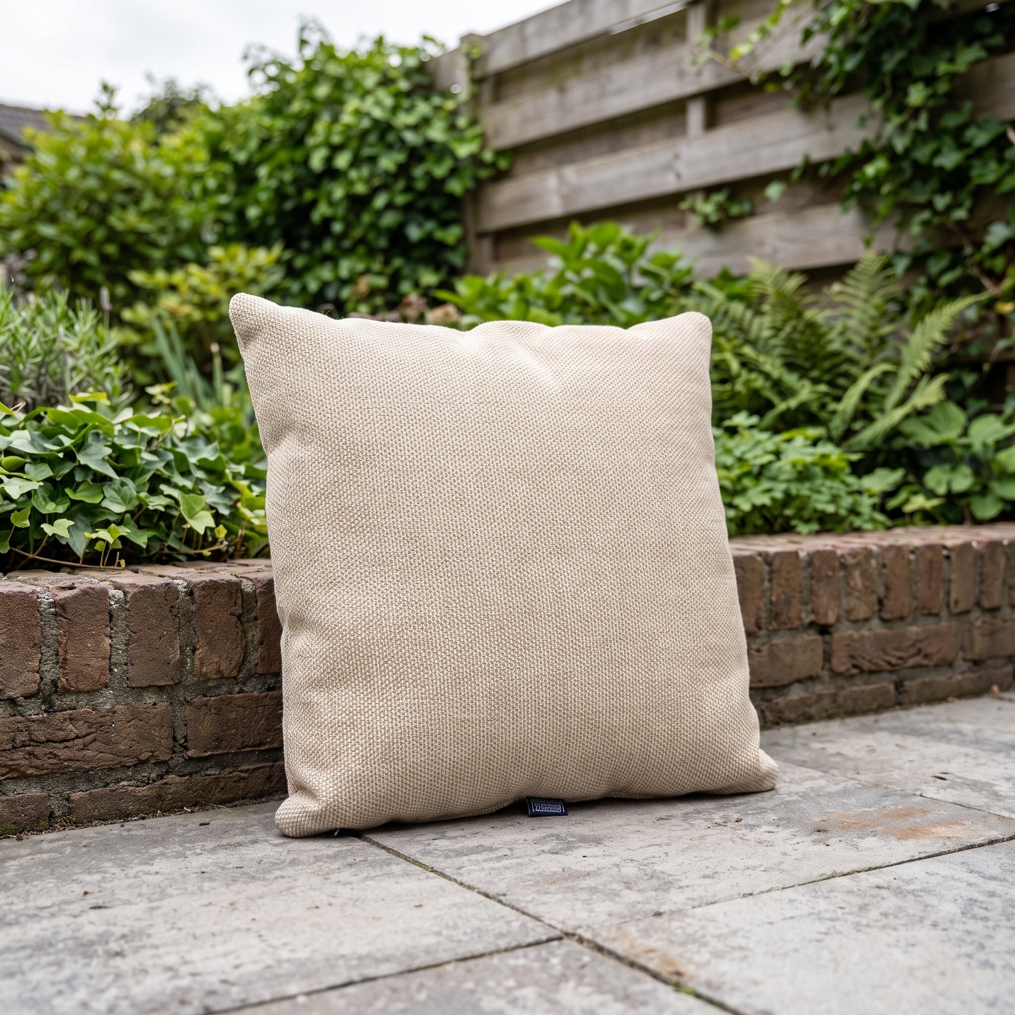 4 Seasons Outdoor sierkussen 50 x 50 cm Volga 140 in een Nederlandse tuinomgeving
