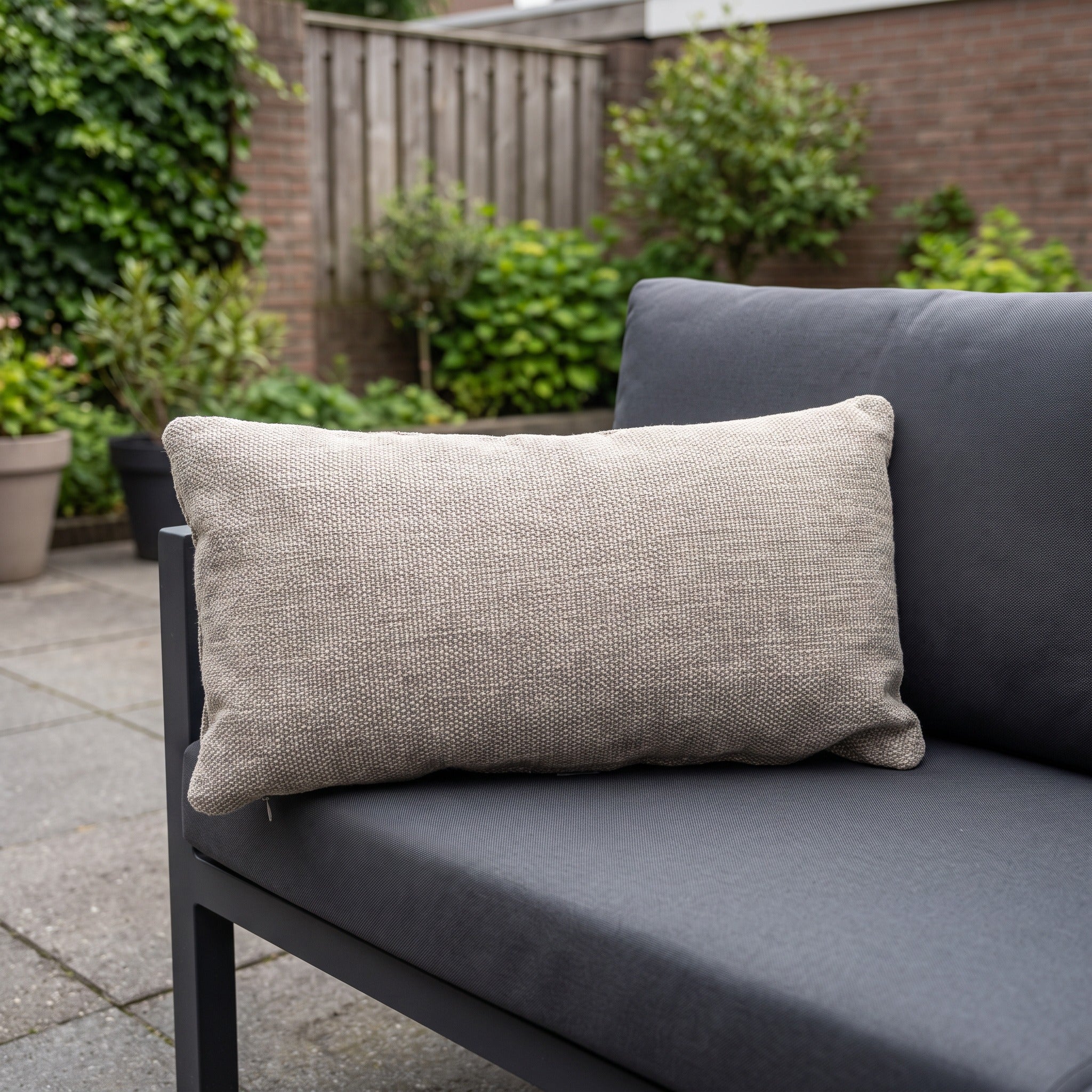 4 Seasons Outdoor sierkussen 30 x 60 cm Volga 163 in een Nederlandse tuinomgeving