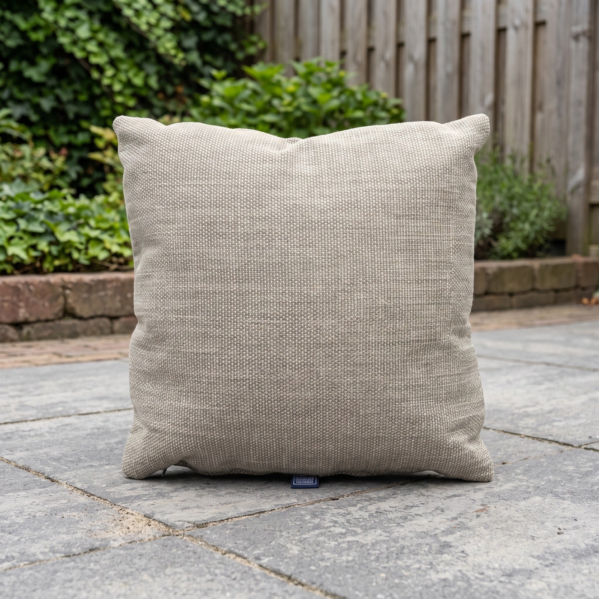 4 Seasons Outdoor sierkussen 50 x 50 cm Volga 163 in een Nederlandse tuinomgeving