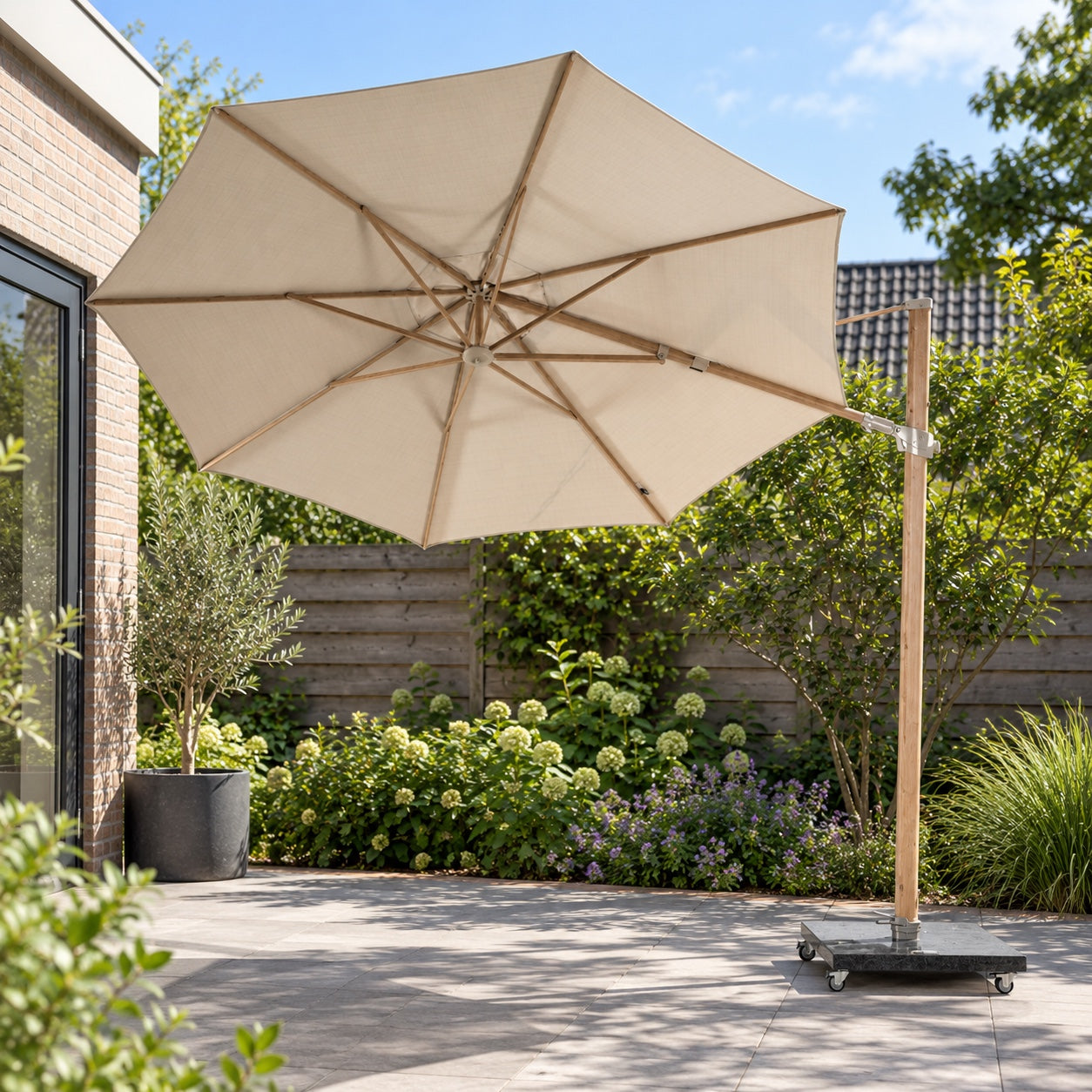 4 Seasons Outdoor Siesta Premium 350 cm Ø zand met houtlook frame in een Nederlandse tuinomgeving