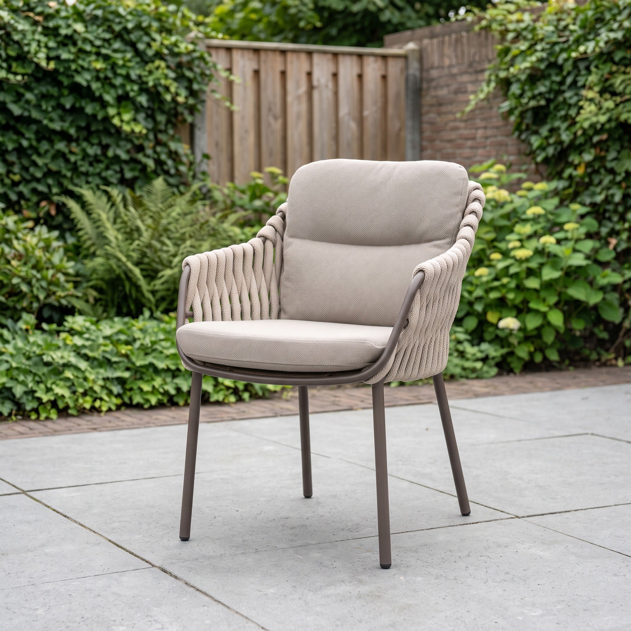 4 Seasons Outdoor Montera dining stoel incl. 2 kussens in een Nederlandse tuinomgeving