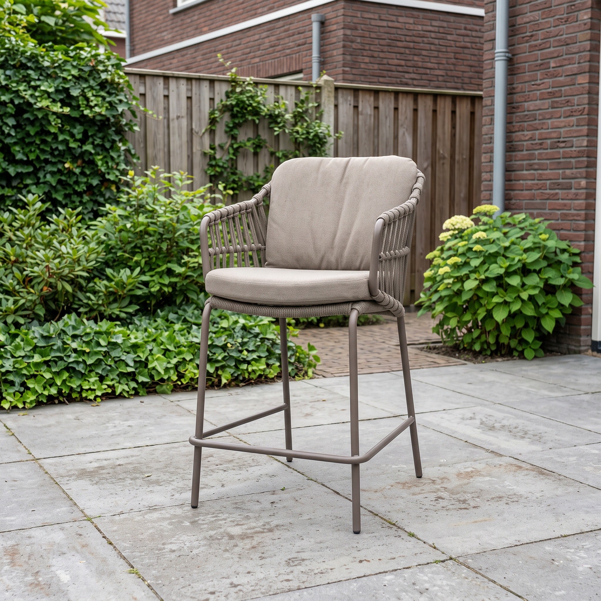 4 Seasons Outdoor Capalbio high dining stoel incl. 2 kussens Op=Op in een Nederlandse tuinomgeving