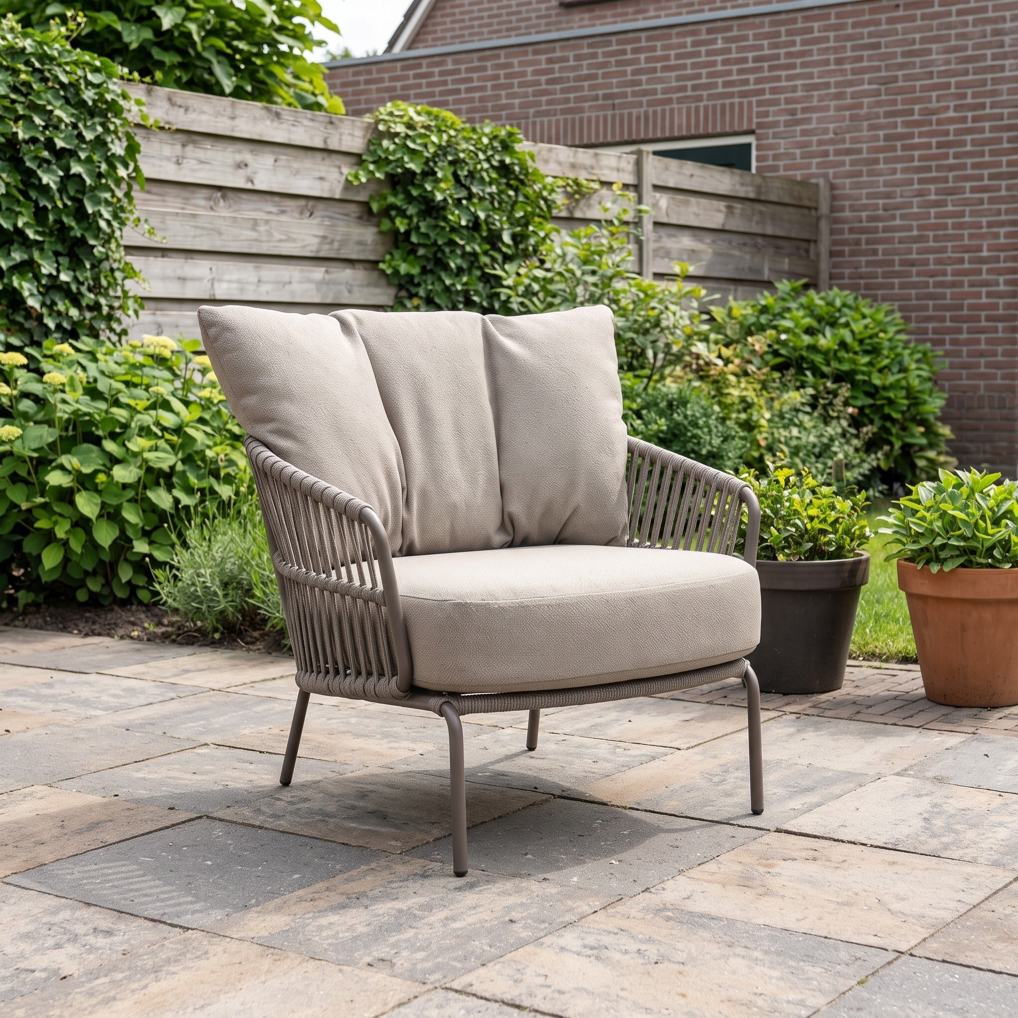 4 Seasons Outdoor Capalbio lounge stoel incl. 2 kussens in een Nederlandse tuinomgeving