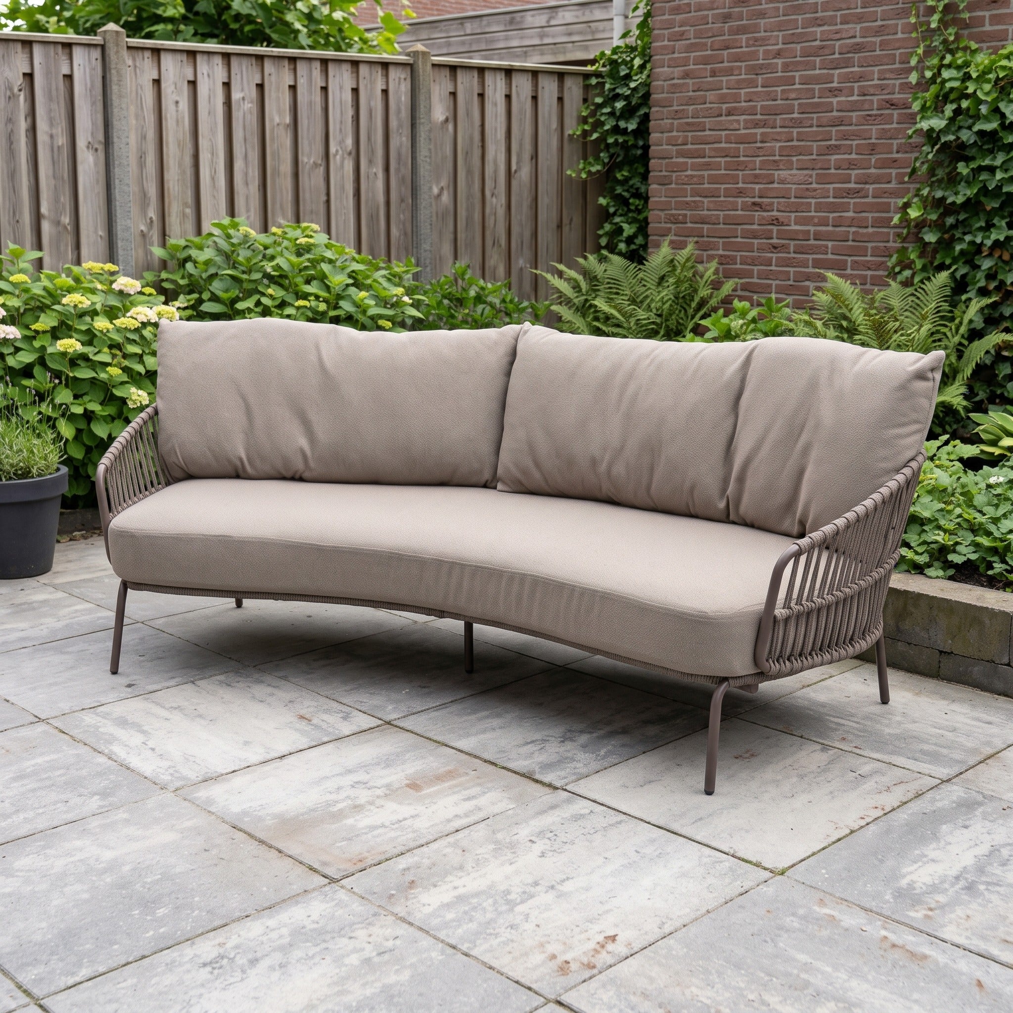 4 Seasons Outdoor Capalbio organische 3-zits lounge bank incl. 3 kussens in een Nederlandse tuinomgeving