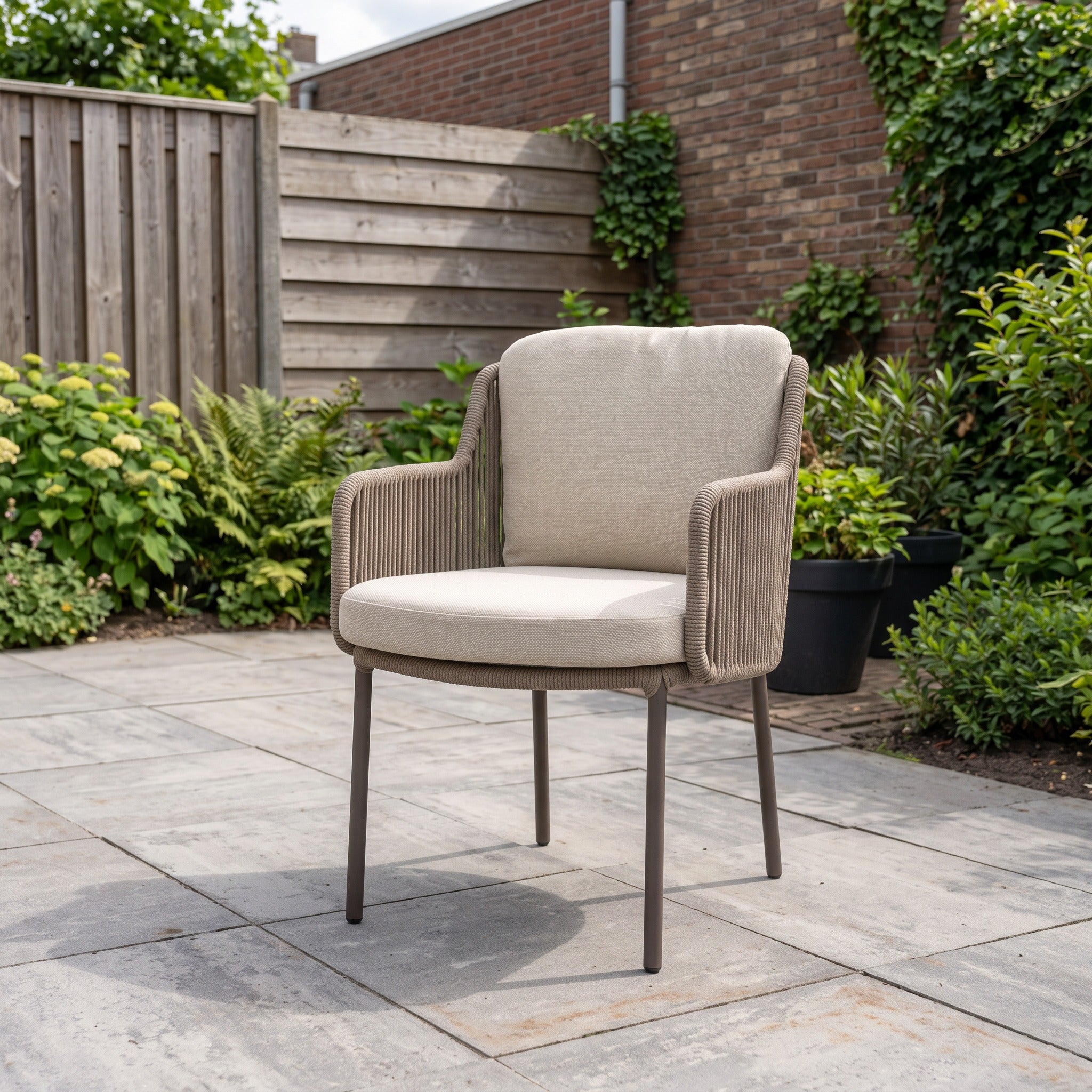 4 Seasons Outdoor Bernini dining stoel terre incl. 2 kussens in een Nederlandse tuinomgeving