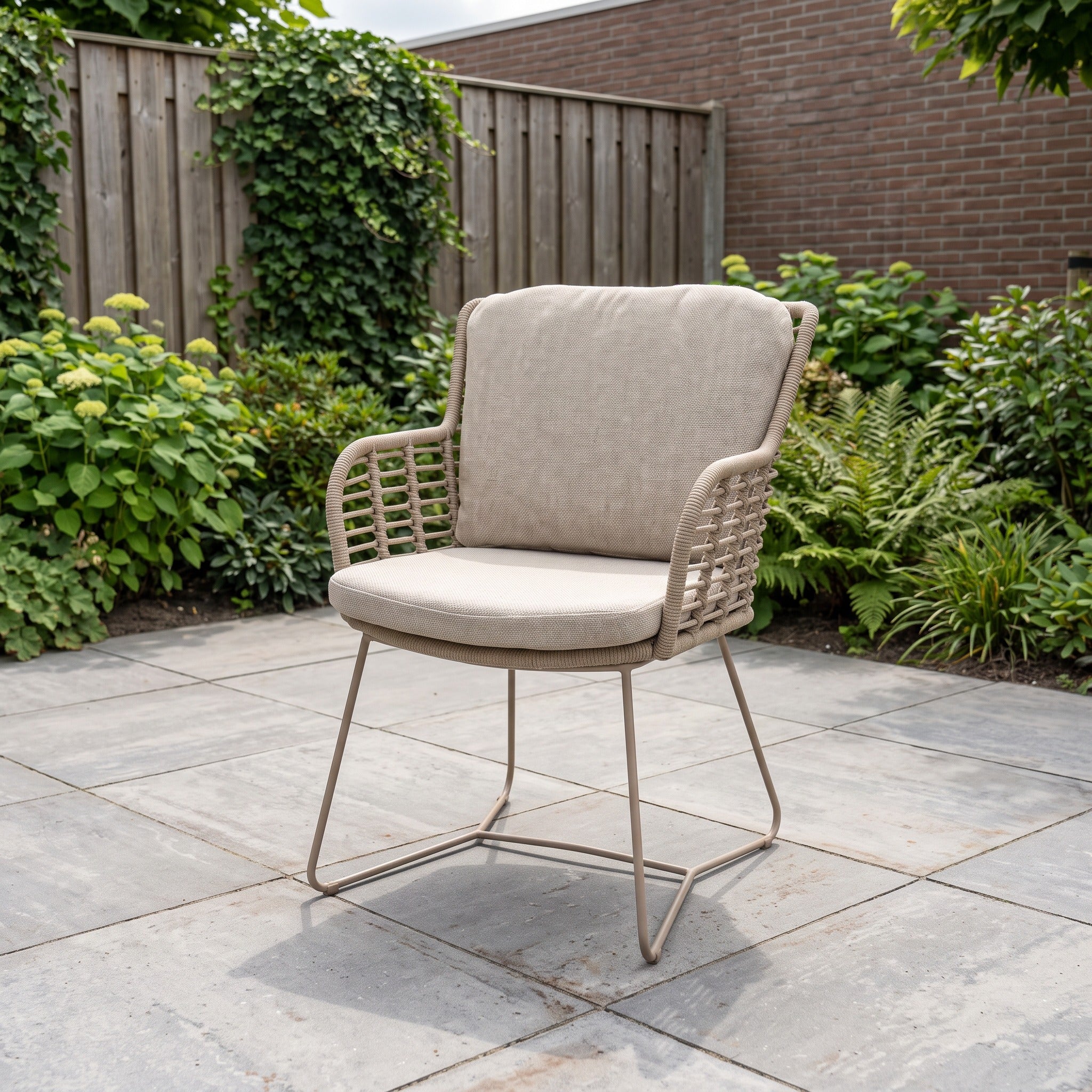 4 Seasons Outdoor Fabrice dining stoel latte incl. 2 kussens in een Nederlandse tuinomgeving