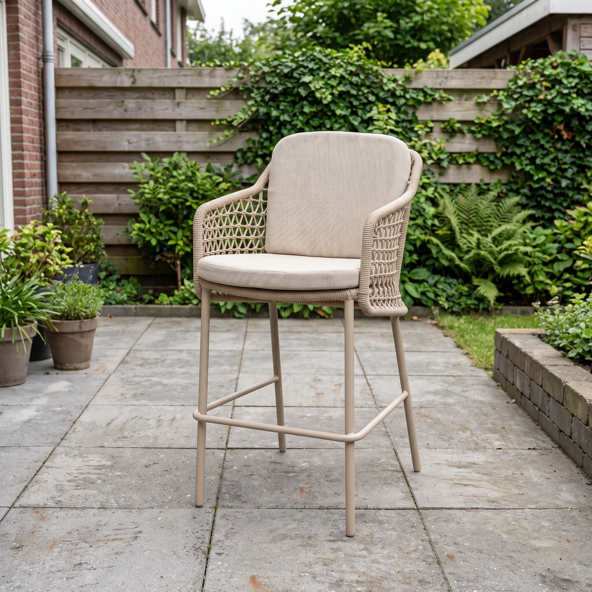 4 Seasons Tramonti bar stoel latte incl. 2 kussens Op=Op in een Nederlandse tuinomgeving