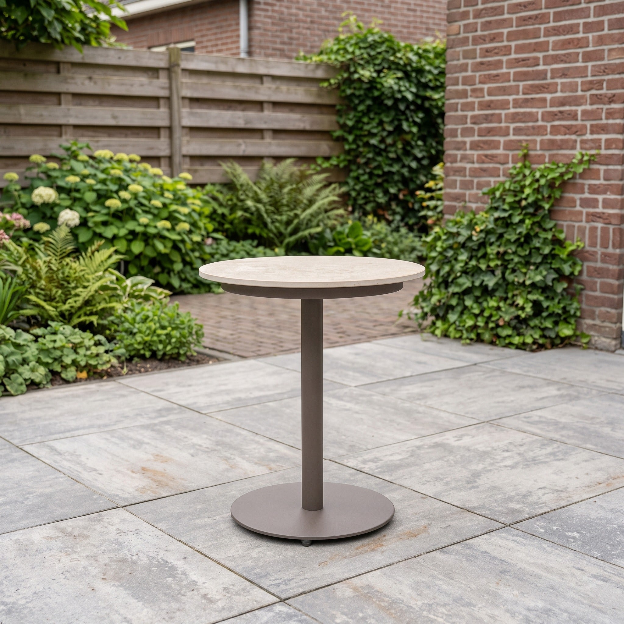 4 Seasons Outdoor Boaz bijzettafel met keramisch tafelblad, centrale poot terre 45 cm Ø (H 55) in een Nederlandse tuinomgeving