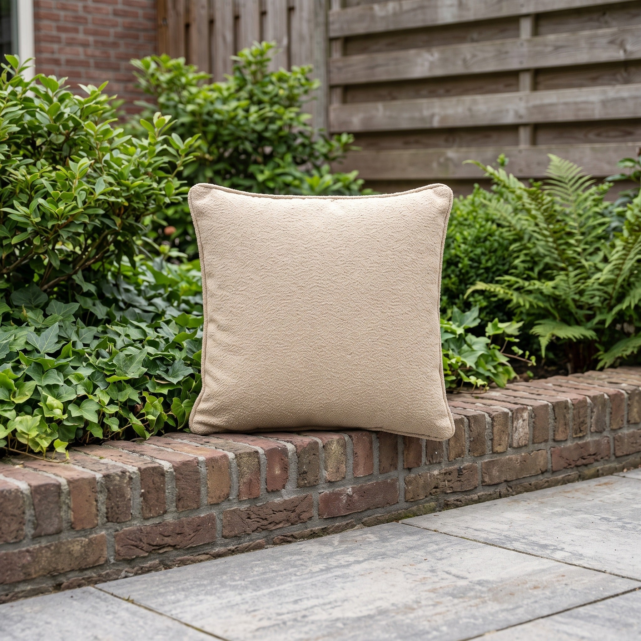 4 Seasons Outdoor sierkussen 50 x 50 cm Bouclé Cream in een Nederlandse tuinomgeving
