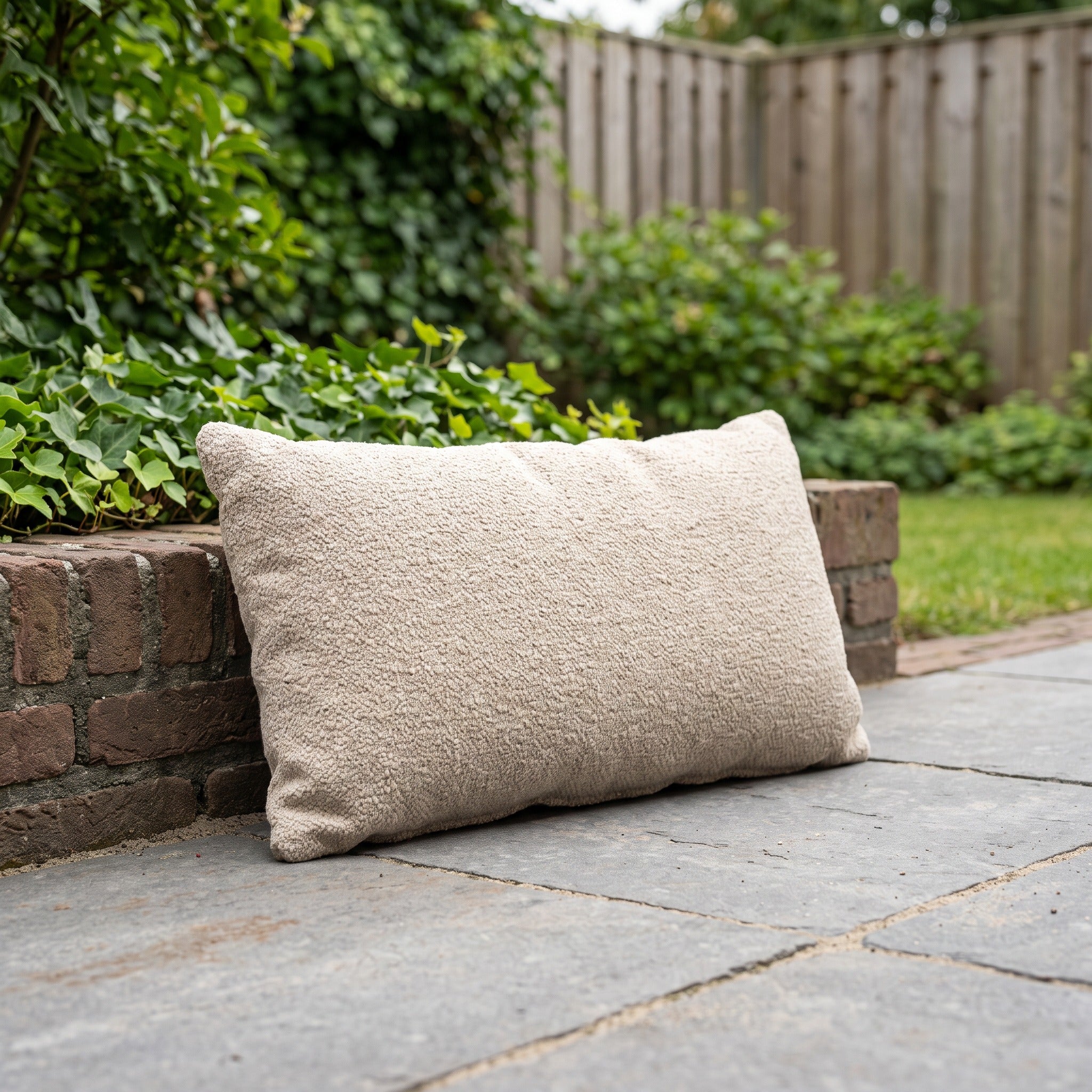 4 Seasons Outdoor sierkussen 30 x 60 cm Bouclé Cream in een Nederlandse tuinomgeving