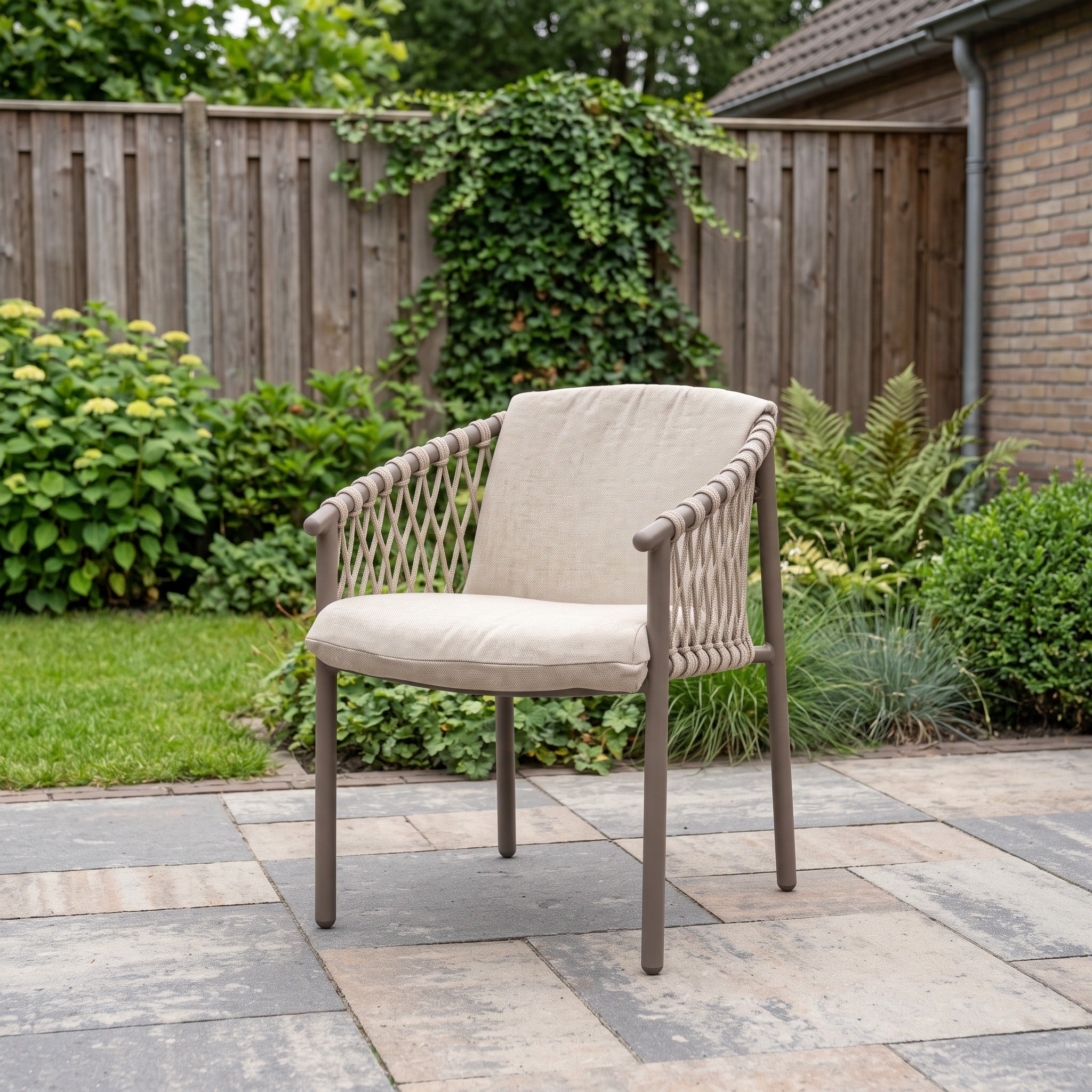 4 Seasons Outdoor Allora dining stoel terre incl. kussen in een Nederlandse tuinomgeving