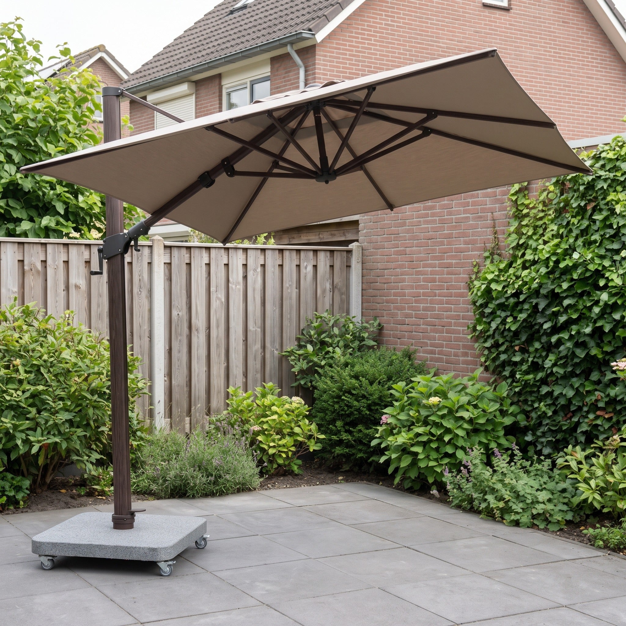 4 Seasons Outdoor Siesta Premium 300 x 300 cm beach met wenge frame in een Nederlandse tuinomgeving