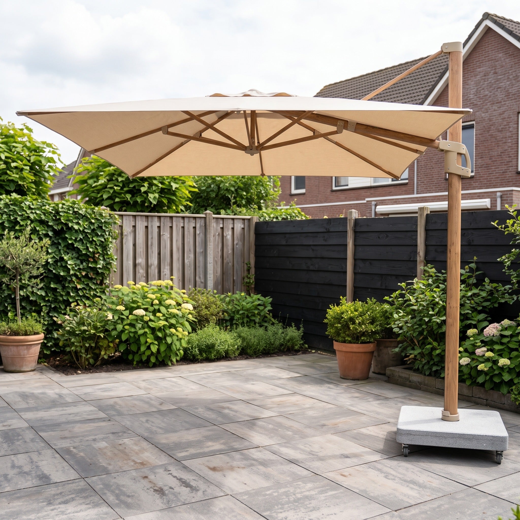 4 Seasons Outdoor Finca 400 x 300 cm zand met woodlook frame in een Nederlandse tuinomgeving