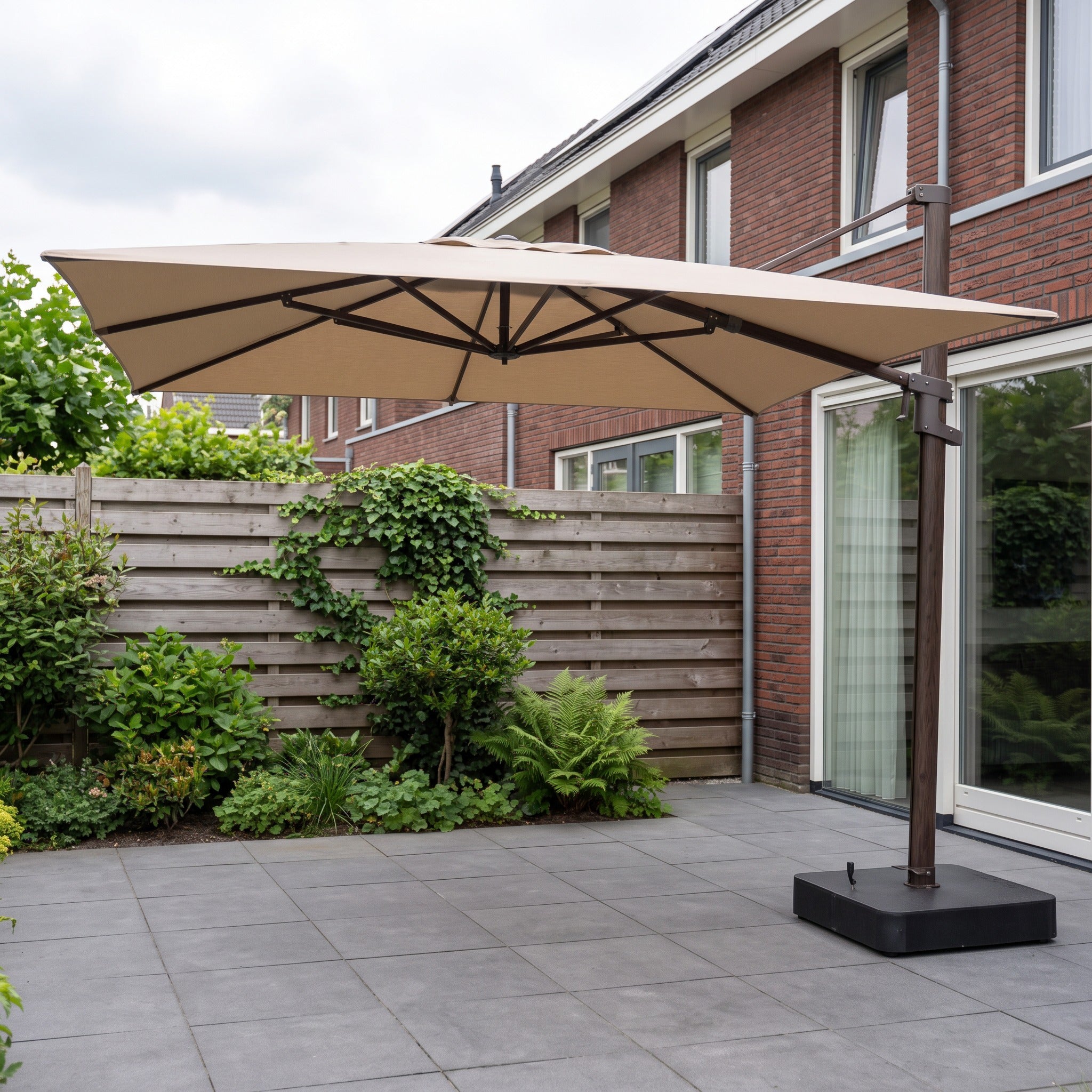 4 Seasons Outdoor Finca 400 x 300 cm beach met wenge frame in een Nederlandse tuinomgeving