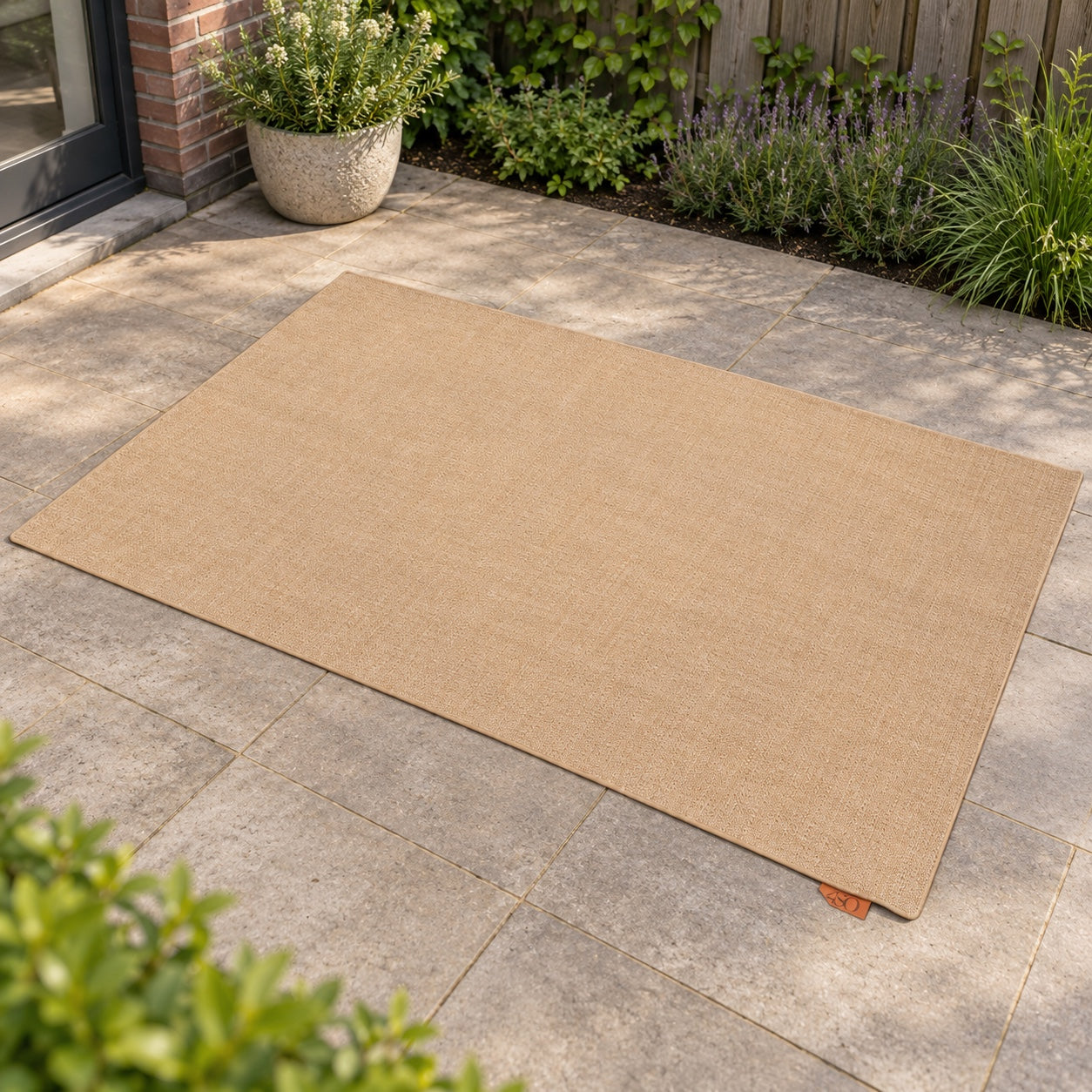 4 Seasons Outdoor vloerkleed 200 x 290 cm dust in een Nederlandse tuinomgeving
